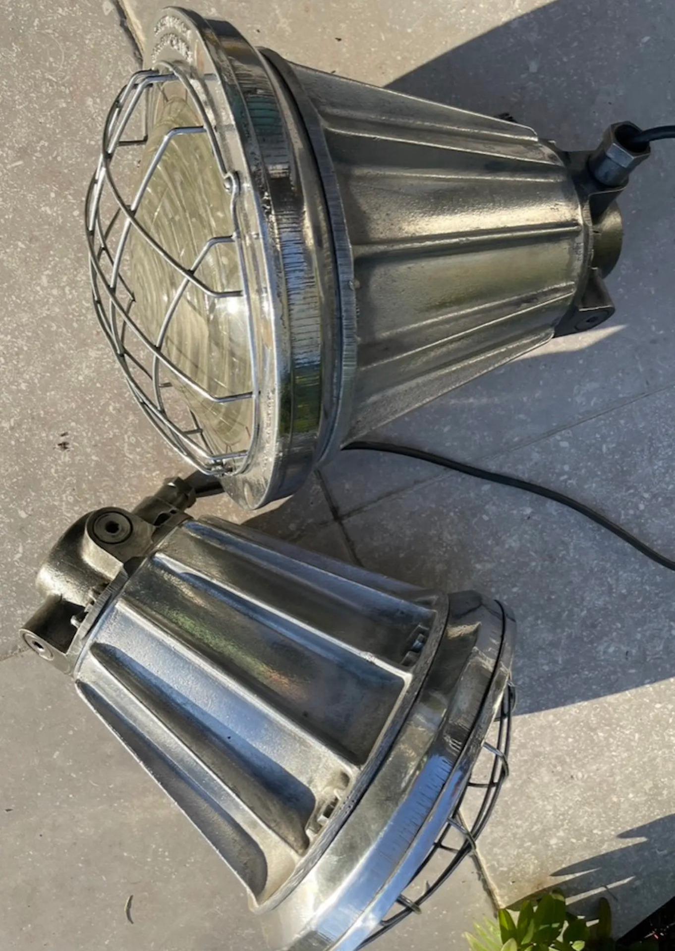Mid-Century Modern British Army Light In Cast Aluminum And Cast Iron, 1940s, From Simplex Electric  For Sale