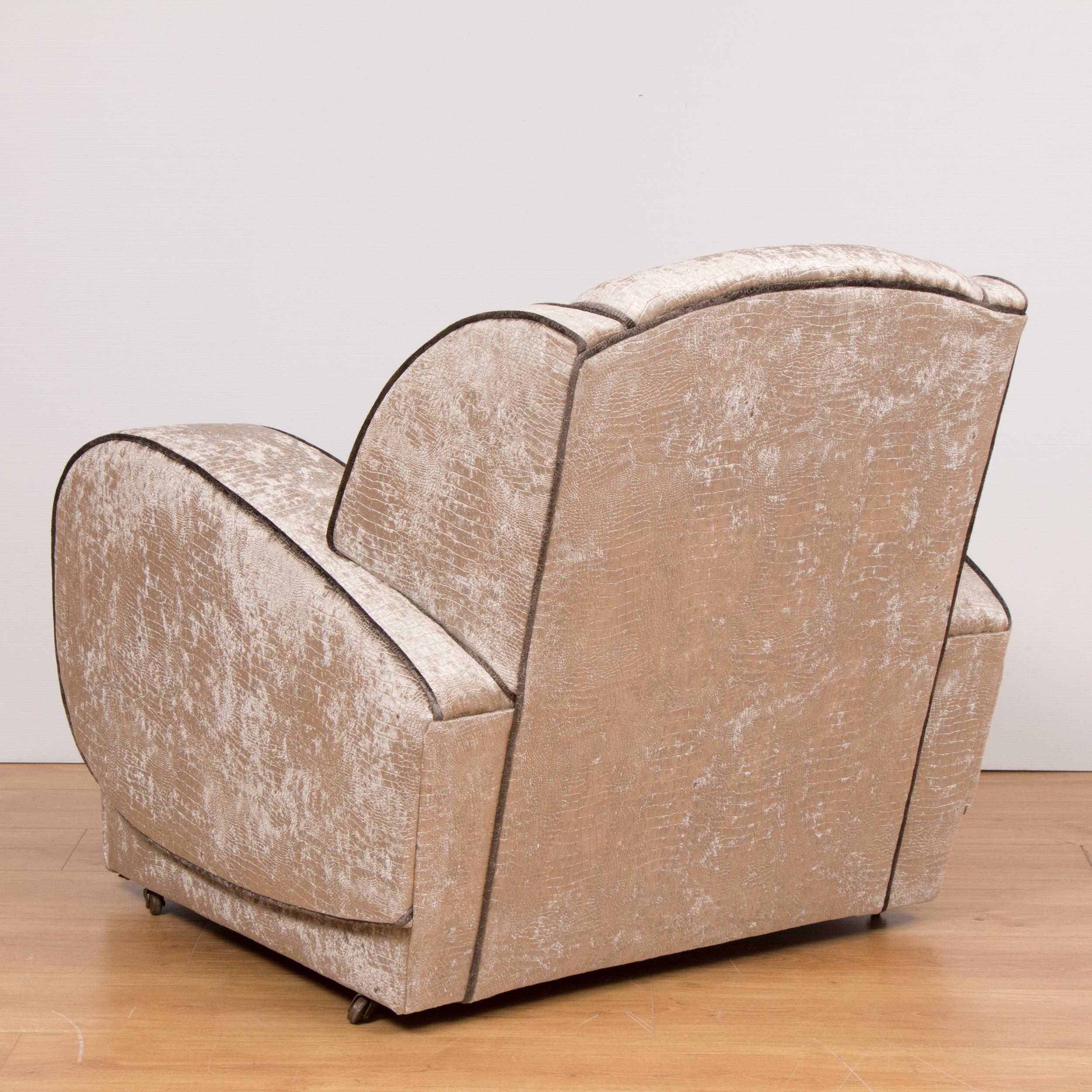 Art Deco armchairs.
A stunning pair of Art deco armchairs with lovely curved arms, newly upholstered in this amazing silver snakeskin fabric
Armchairs 84 cm H, 86 cm W, 85 cm D, seat H 43 cm, seat D 56 cm
British, circa 1930.