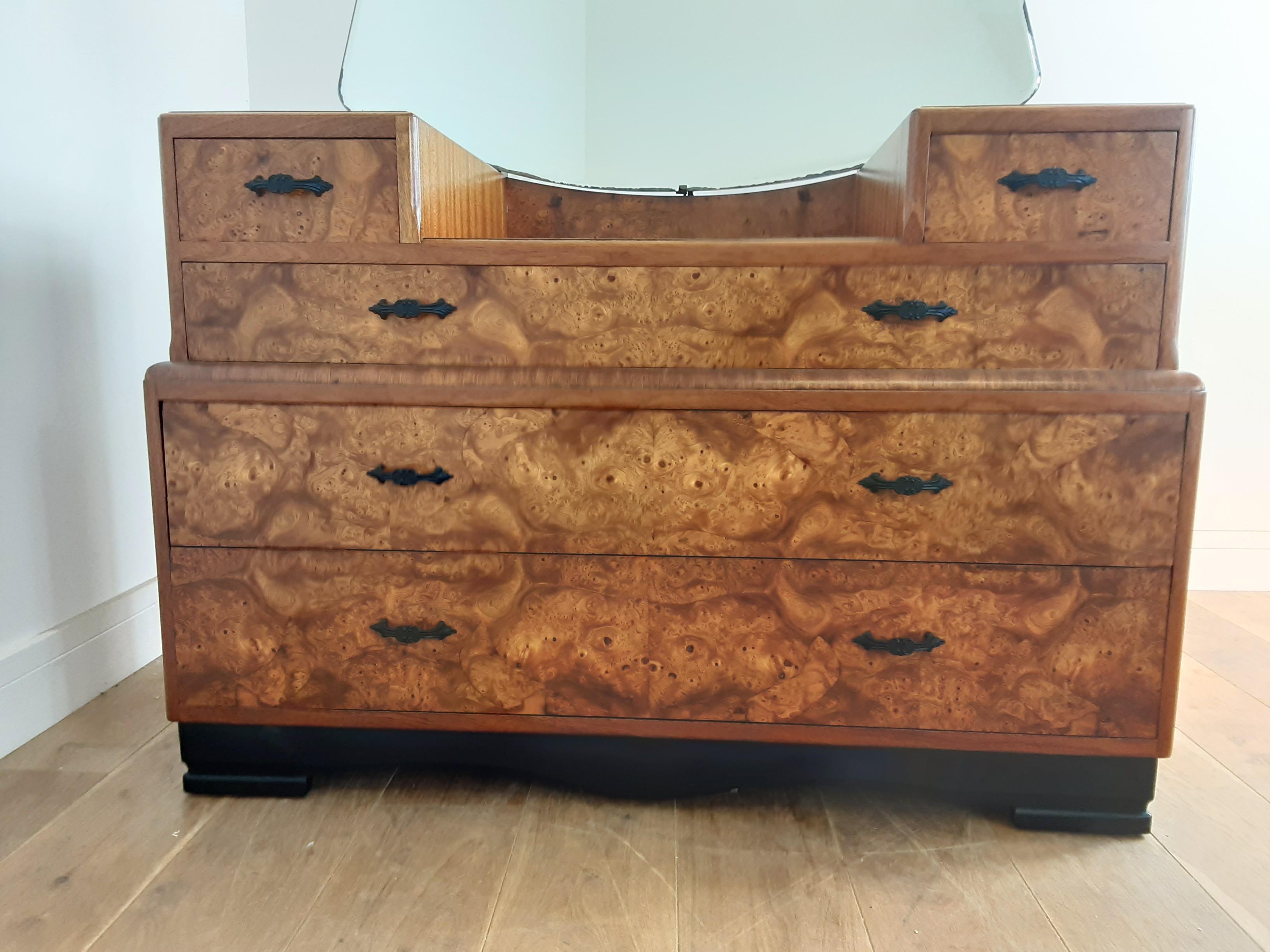 Art Deco dressing table
beautiful Art Deco dressing table in a stunning bird's-eye maple, three long drawers and two top drawers, shield shaped mirror.
ebony plinth.
Measures: 74 cm H at the sides 62 cm H in the centre 107 cm W 46 cm D 150 H to