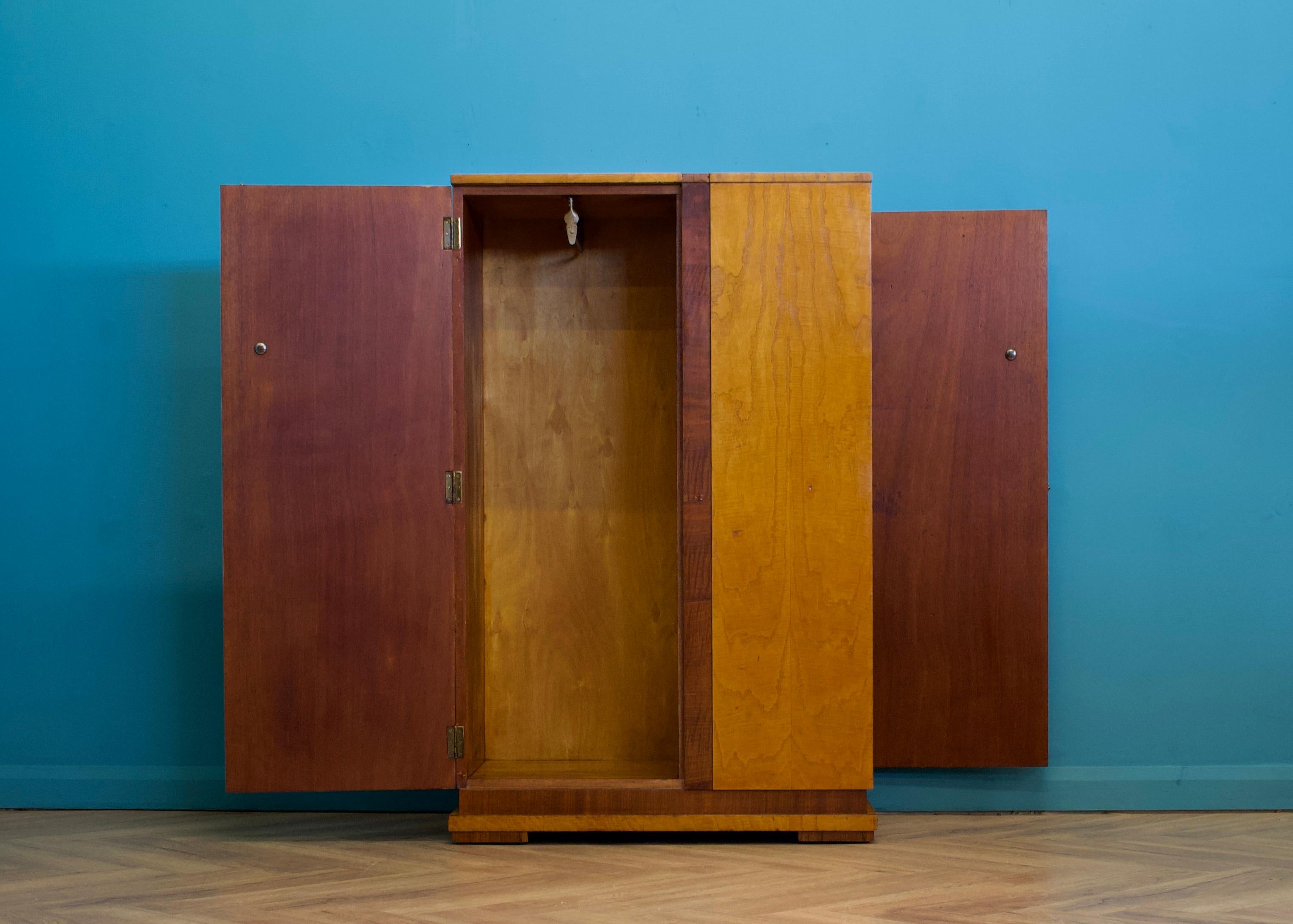 Art Déco Armadio compatto Art Deco britannico in acero e noce, anni '30 in vendita