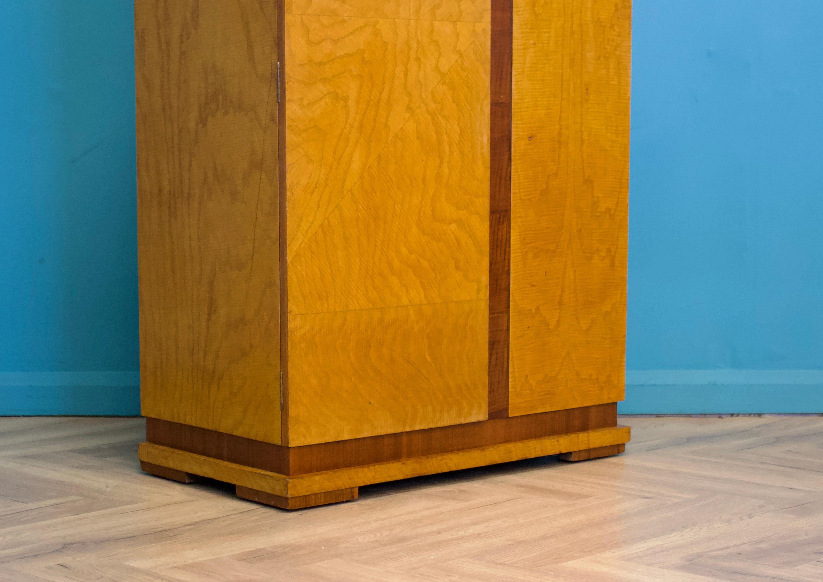 Legno Armadio compatto Art Deco britannico in acero e noce, anni '30 in vendita