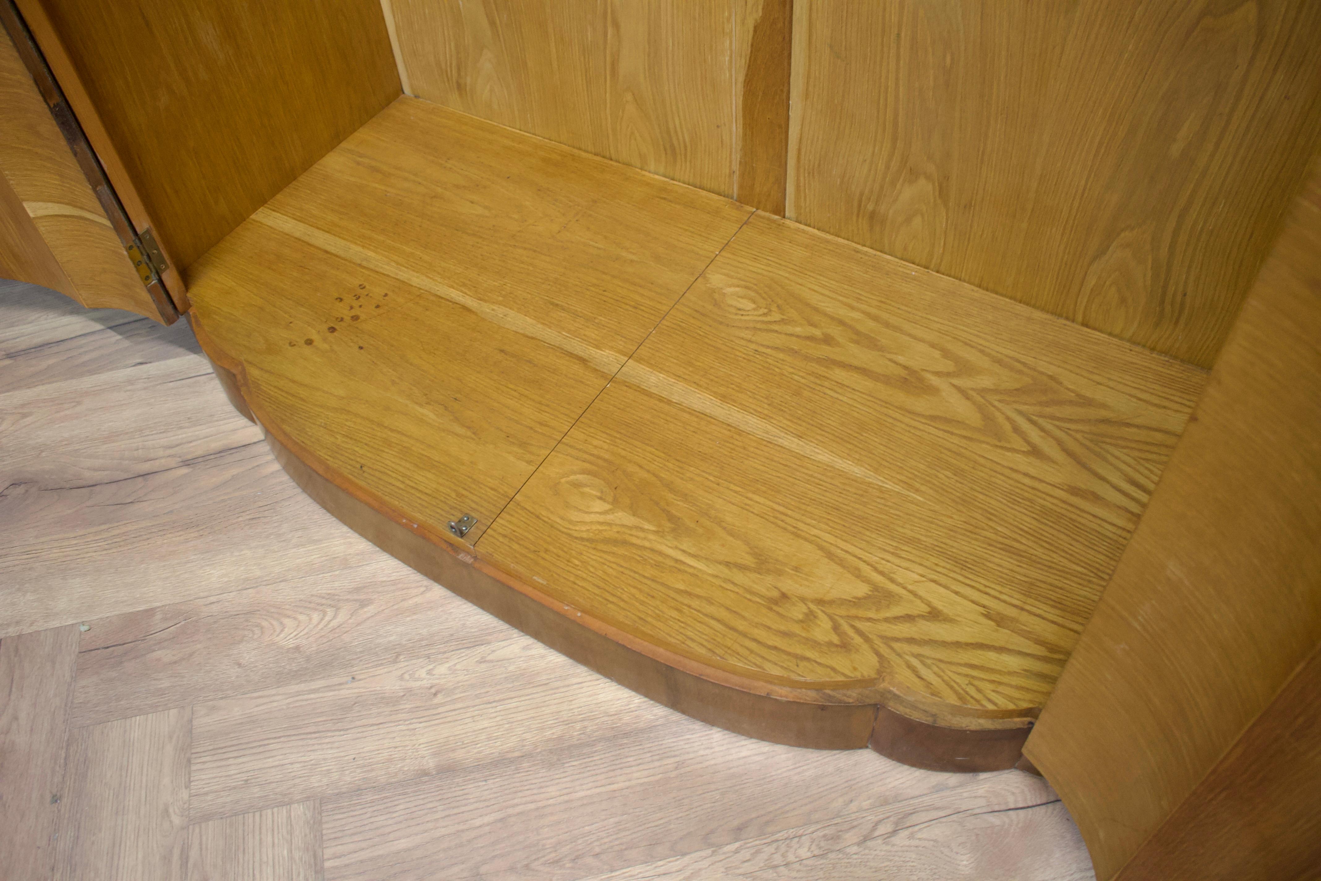 Armoire Art Déco britannique en ronce de noyer avec façade en arc, années 1930 en vente 2