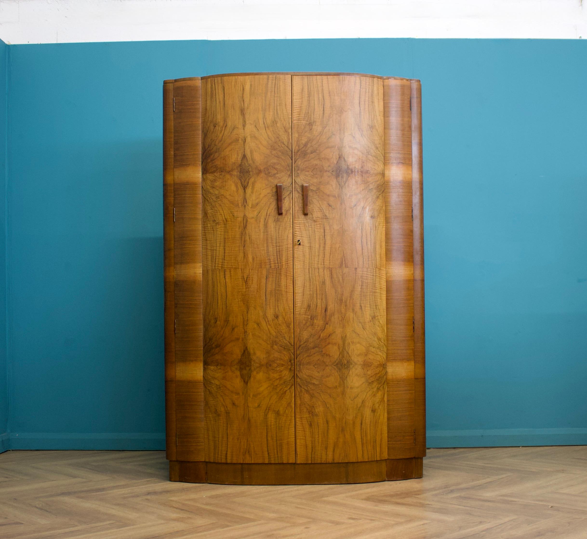 Armoire Art Déco en noyer  - circa 1930's - 
Intérieur doublé en chêne, équipé de deux tringles à linge en bois et d'une étagère. 
 
Poignées décoratives en bois
L'armoire se sépare en deux parties 