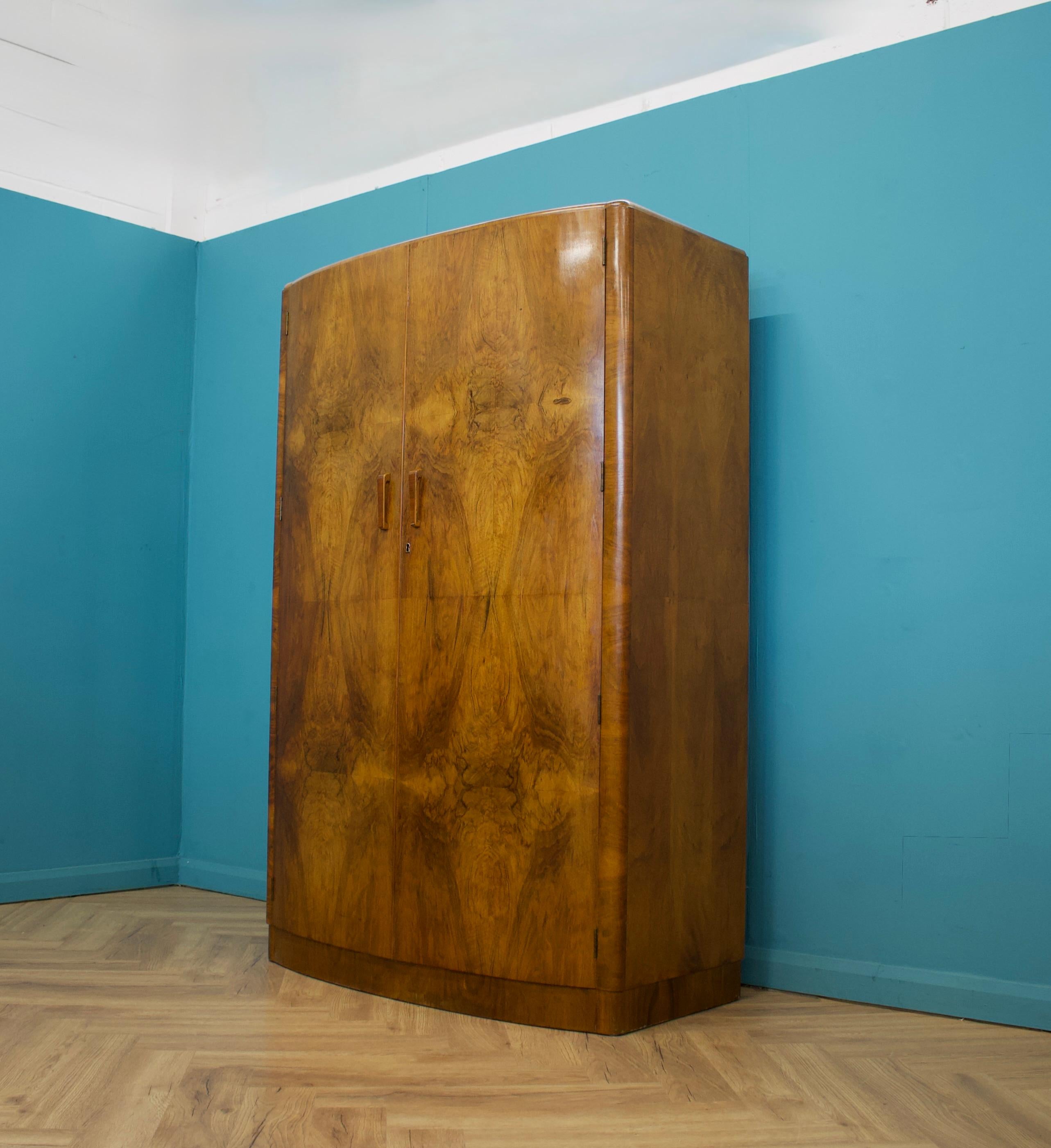 Art déco Armoire Art Déco britannique en ronce de noyer avec façade en arc, années 1930 en vente