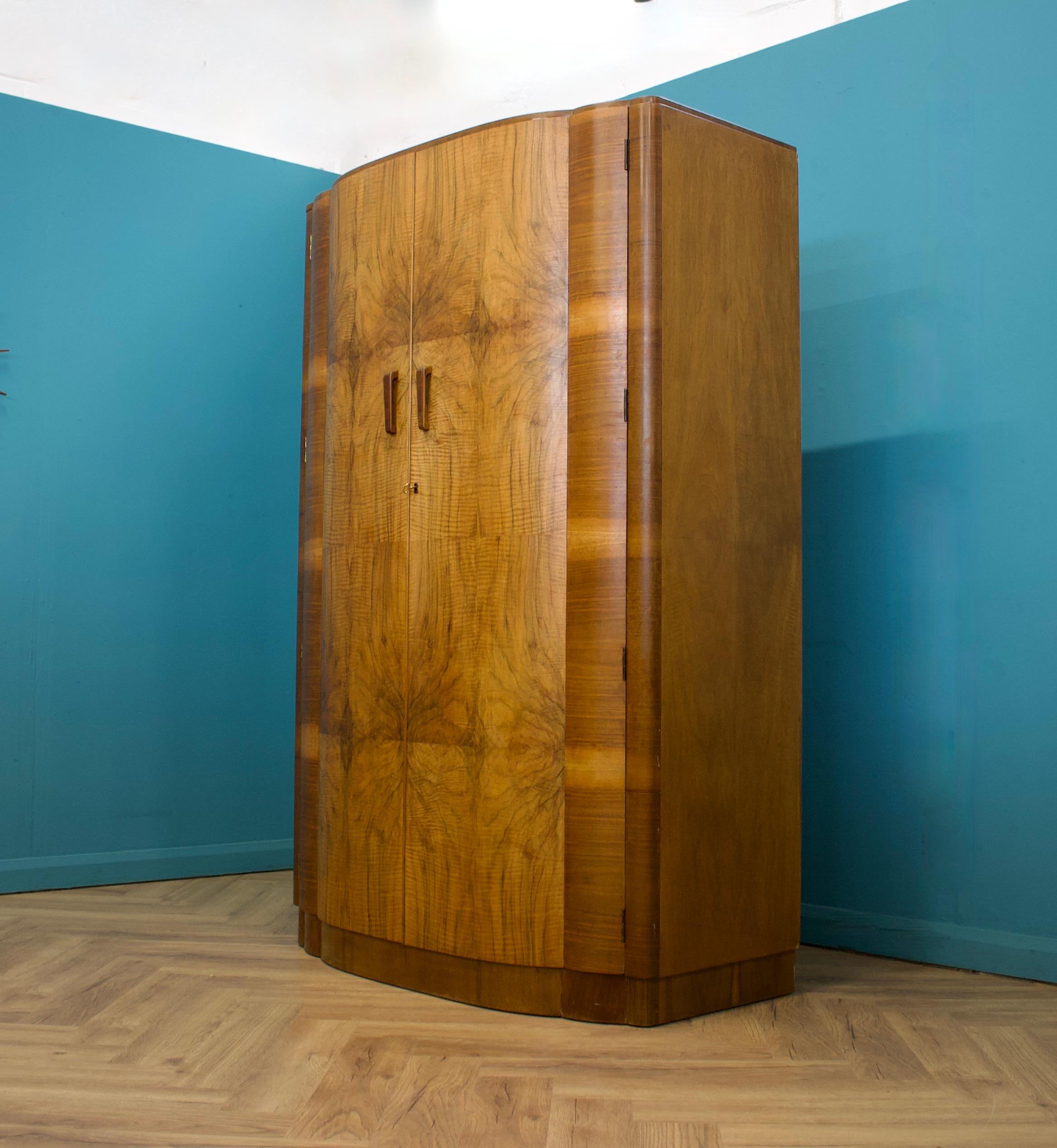 Britannique Armoire Art Déco britannique en ronce de noyer avec façade en arc, années 1930 en vente