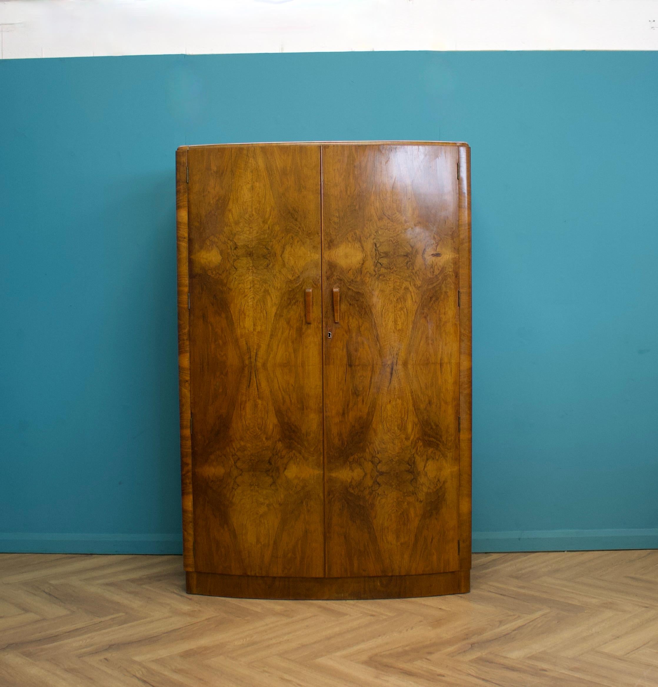 Britannique Armoire Art Déco britannique en ronce de noyer avec façade en arc, années 1930 en vente