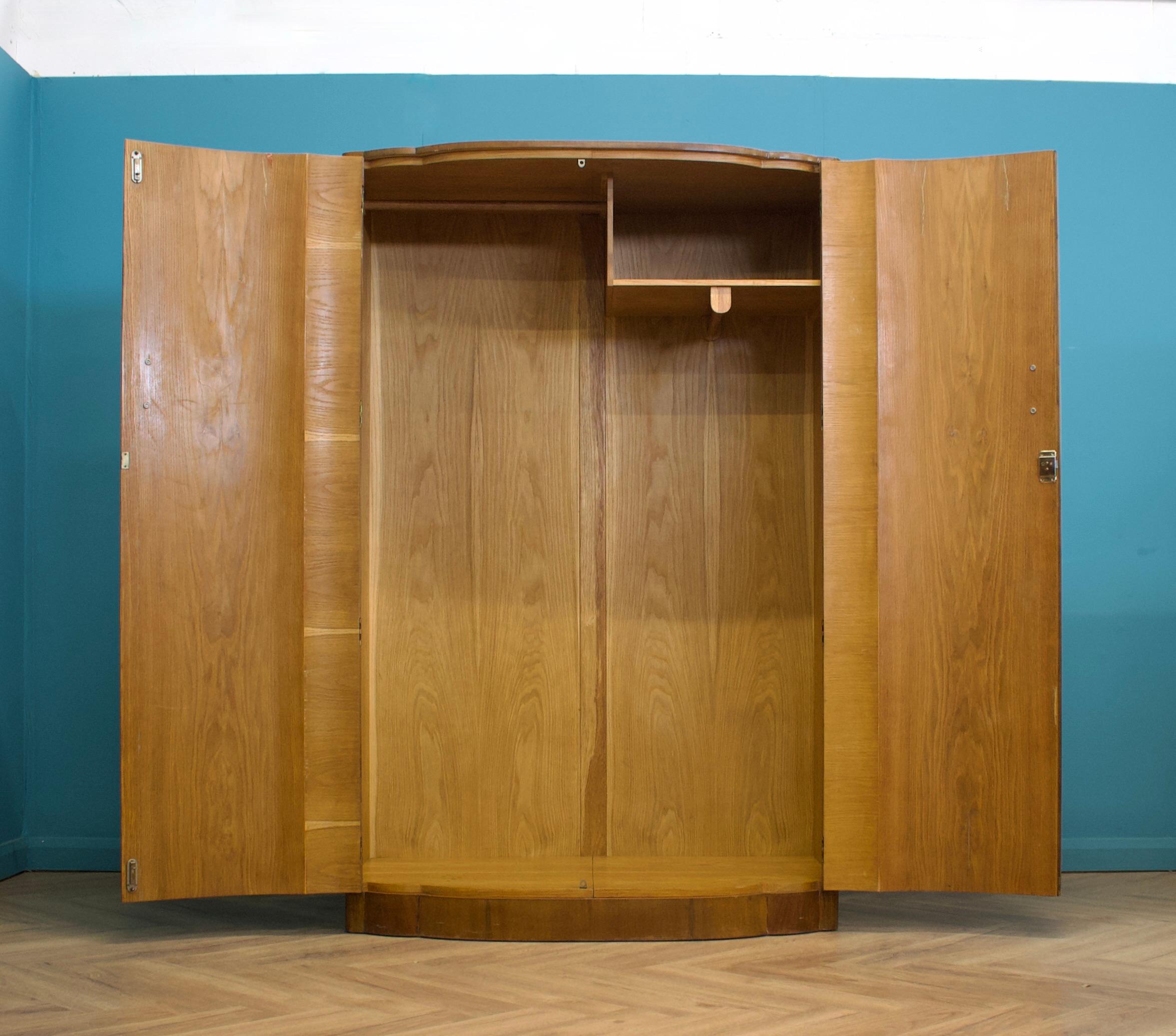 Placage Armoire Art Déco britannique en ronce de noyer avec façade en arc, années 1930 en vente