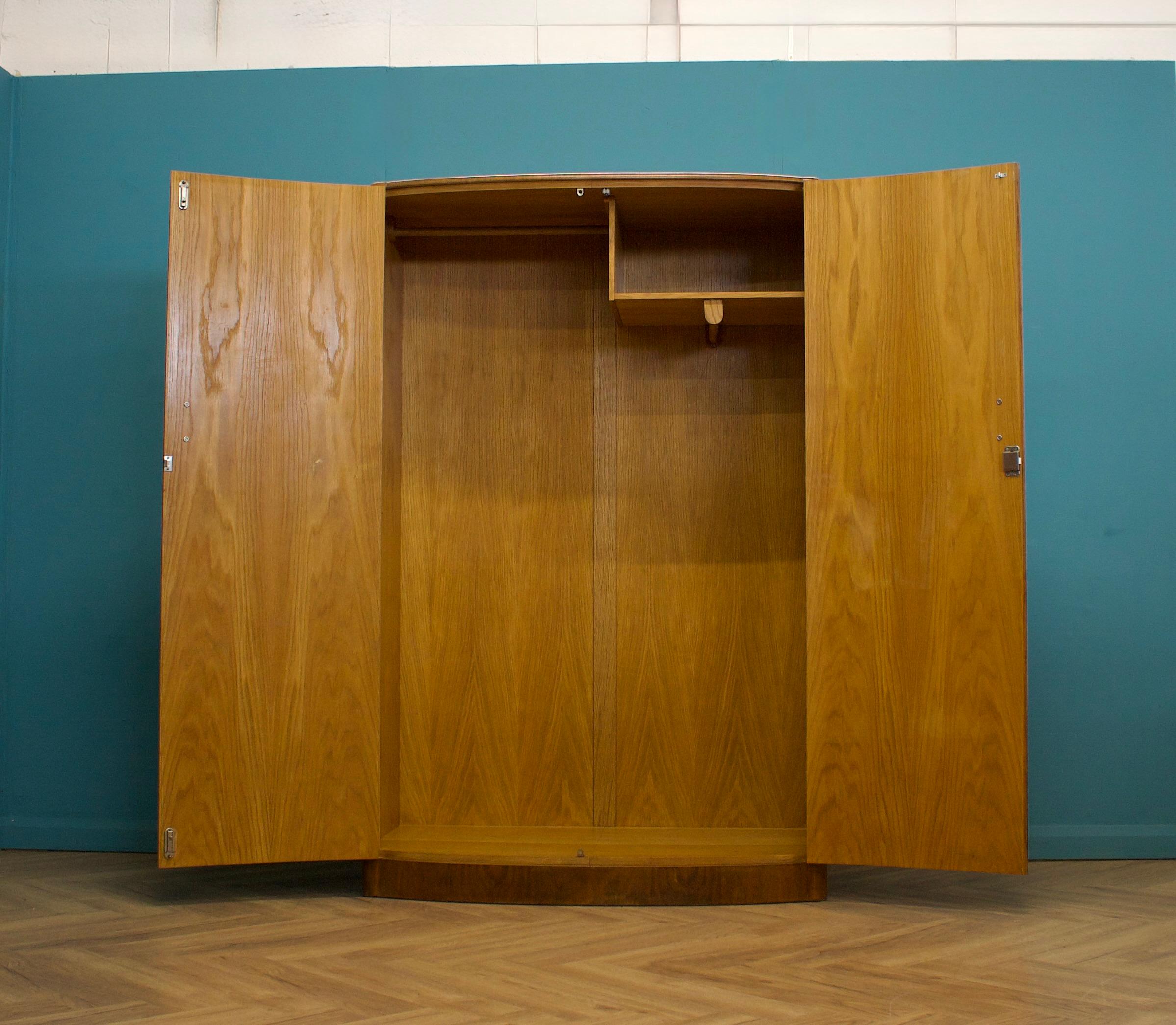 Placage Armoire Art Déco britannique en ronce de noyer avec façade en arc, années 1930 en vente