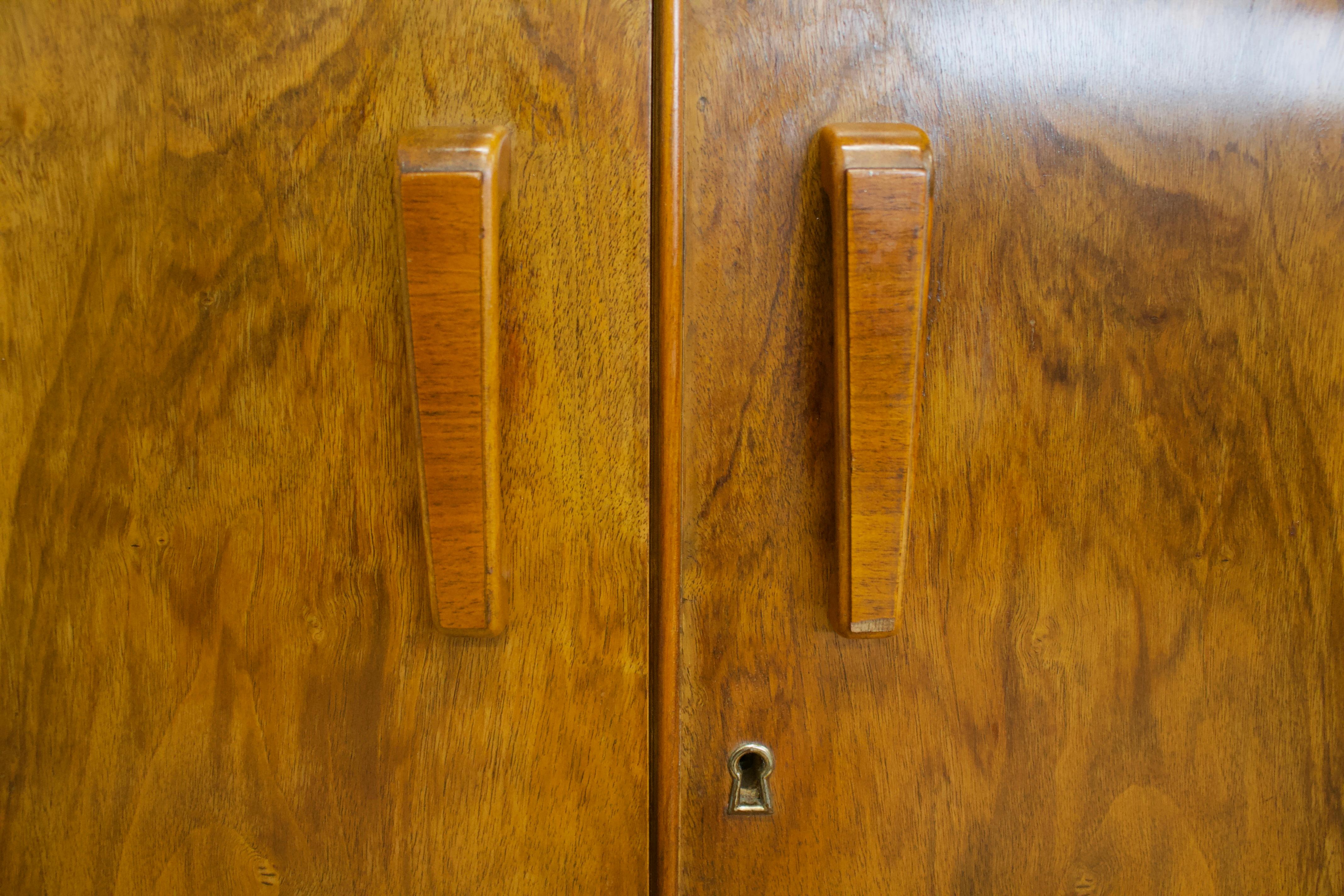 Bois Armoire Art Déco britannique en ronce de noyer avec façade en arc, années 1930 en vente