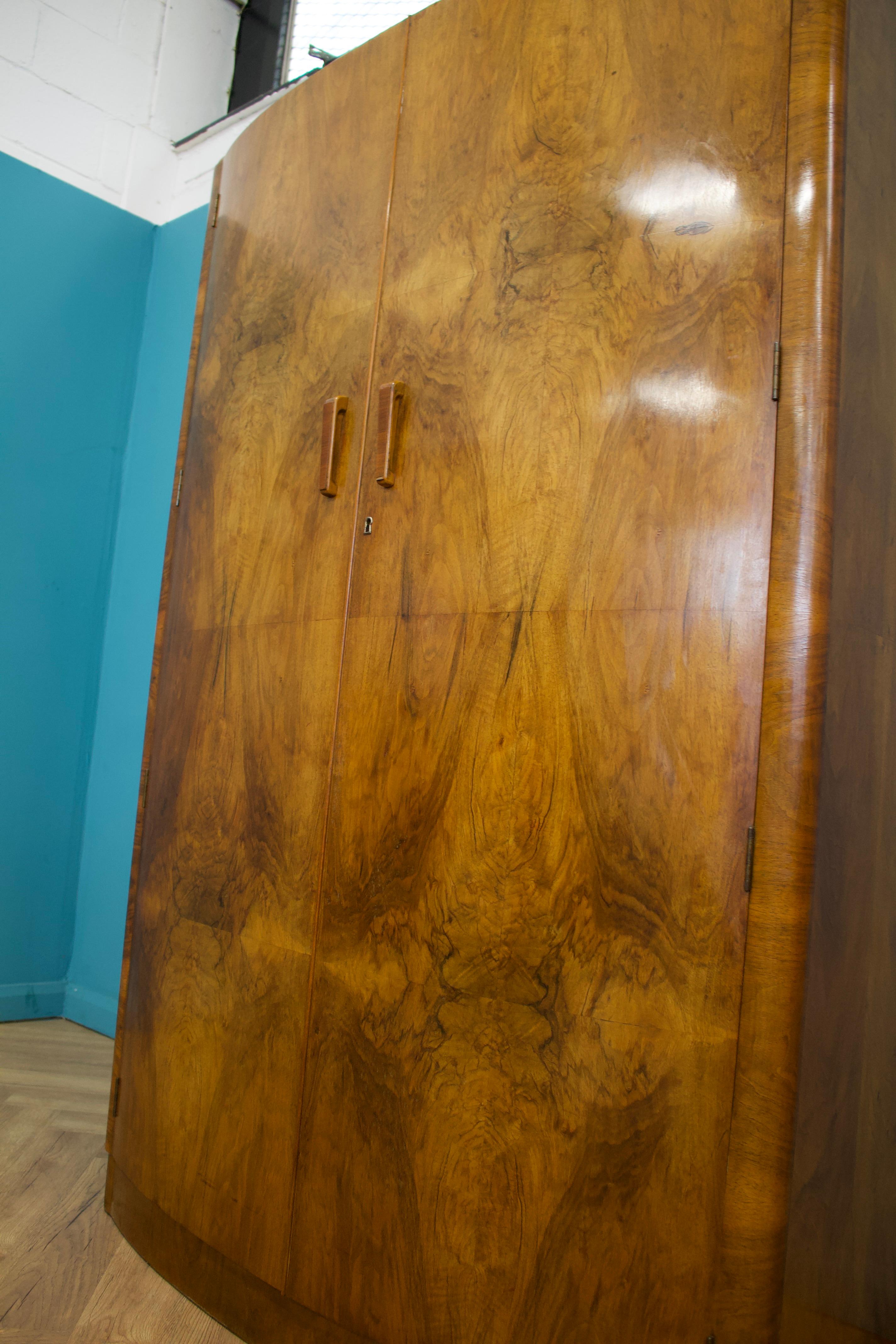 Armoire Art Déco britannique en ronce de noyer avec façade en arc, années 1930 en vente 1