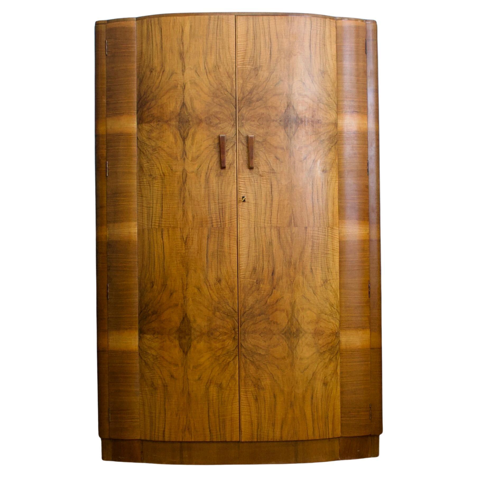 Armoire Art Déco britannique en ronce de noyer avec façade en arc, années 1930 en vente
