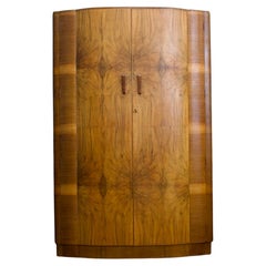 Armoire Art Déco britannique en ronce de noyer avec façade en arc, années 1930