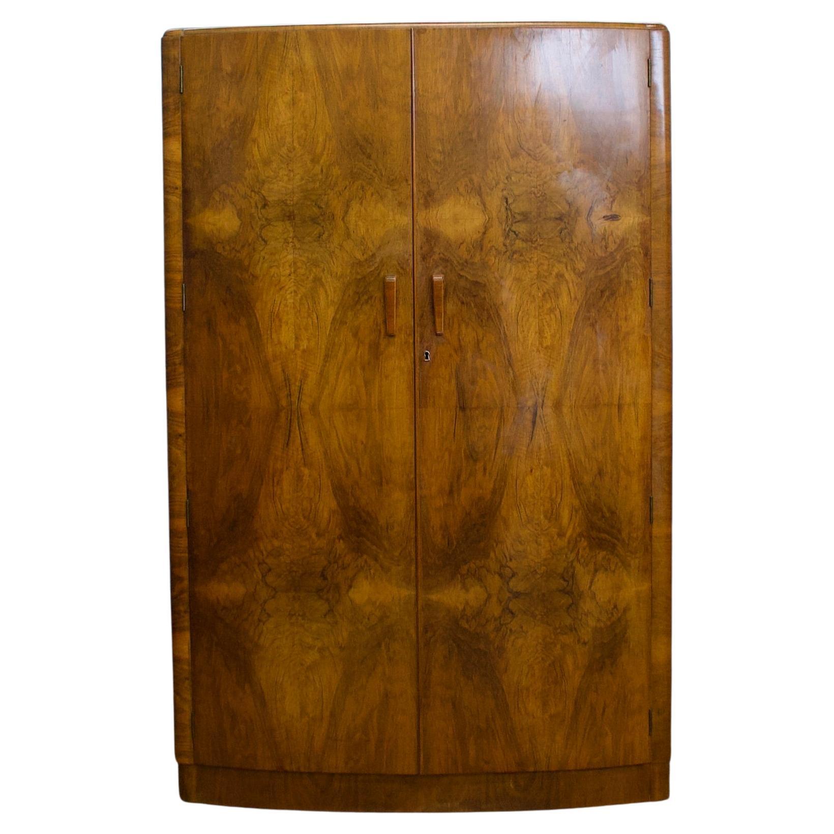 Armoire Art Déco britannique en ronce de noyer avec façade en arc, années 1930 en vente