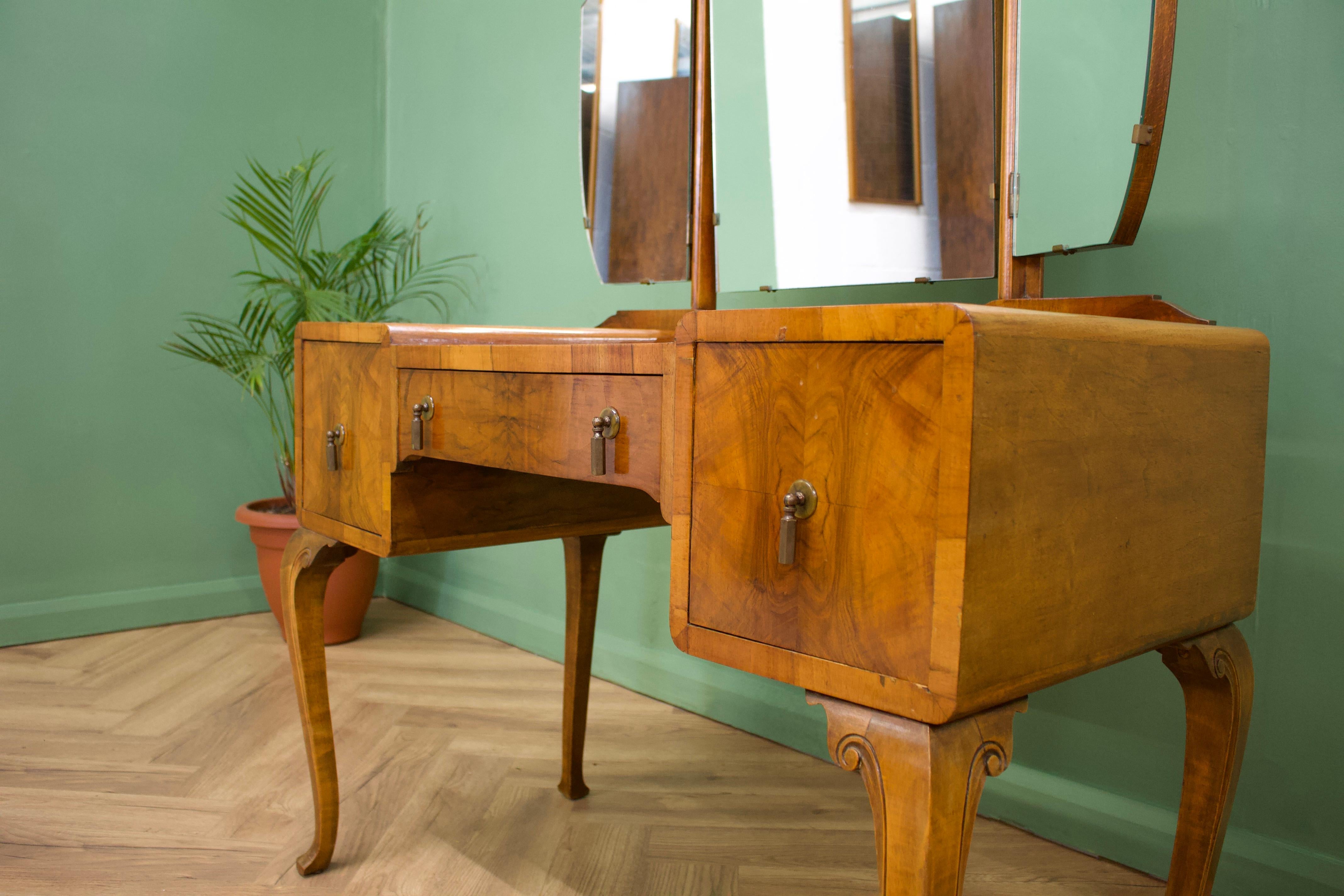 British Art Deco Burr Walnut Dressing Table, 1930s In Good Condition In South Shields, GB