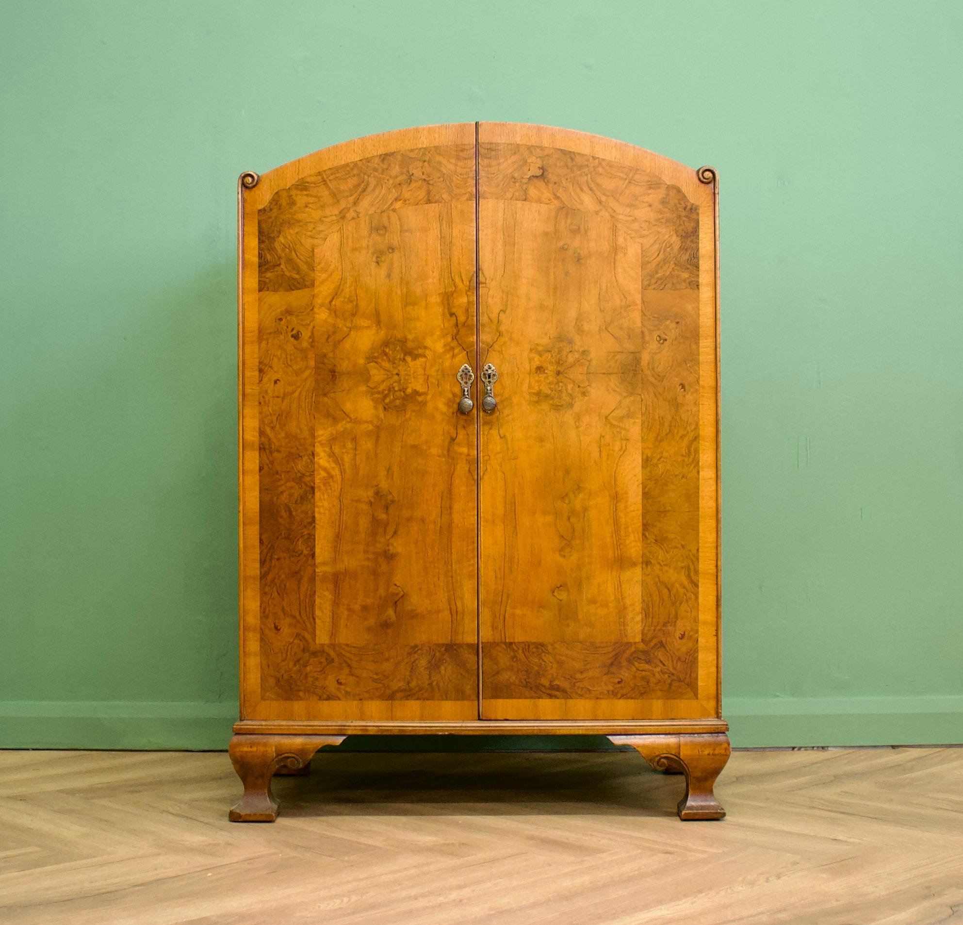 An impressive quality 1930s Deco dome topped burr walnut linen cabinet
Featuring a shelf and internal drawers
Very similar in style and quality to Waring and Gillow.