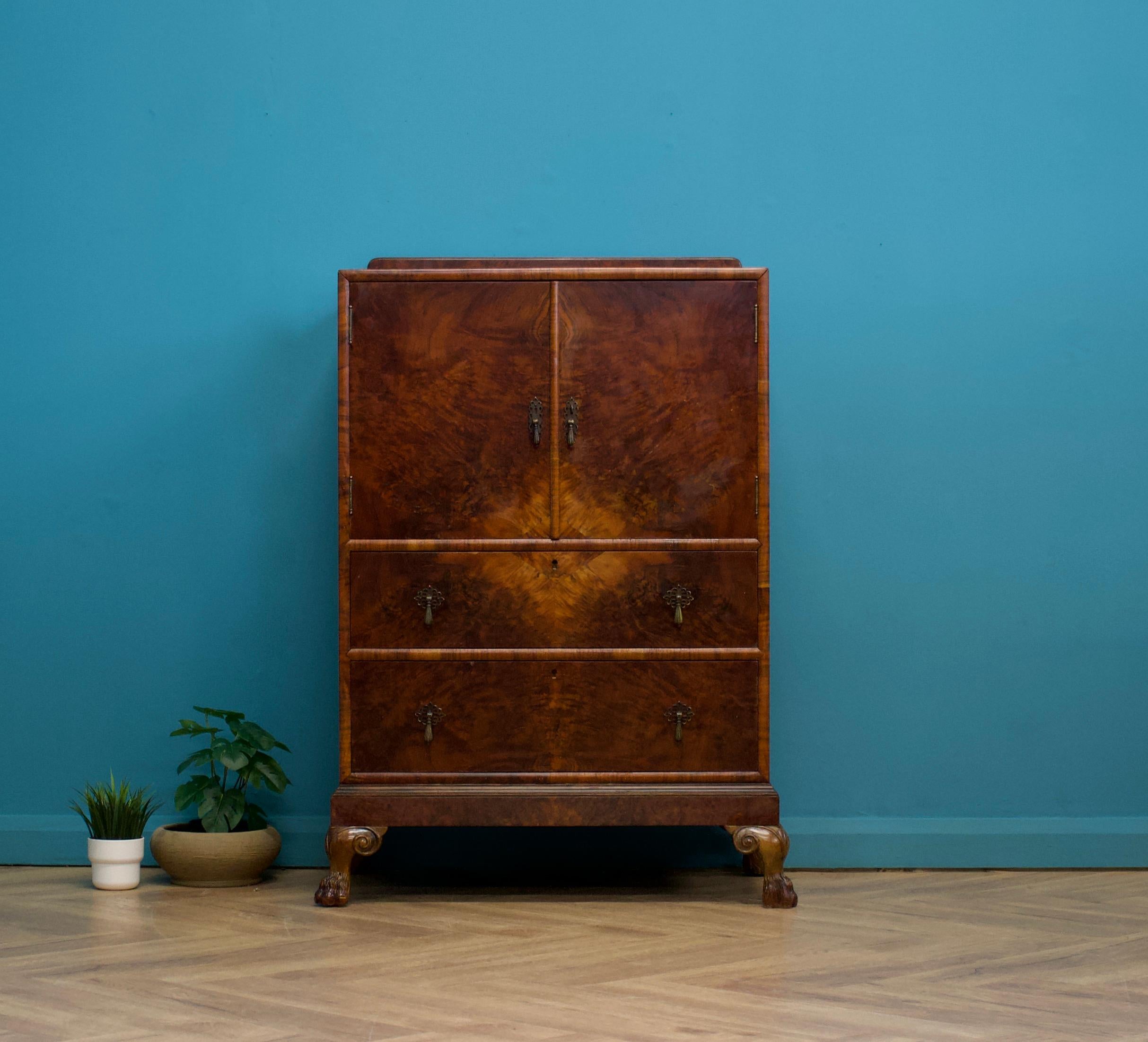 An impressive quality 1930s Deco burr walnut linen cabinet

Featuring a shelf and two drawers
Very similar in style and quality to Waring and Gillow.