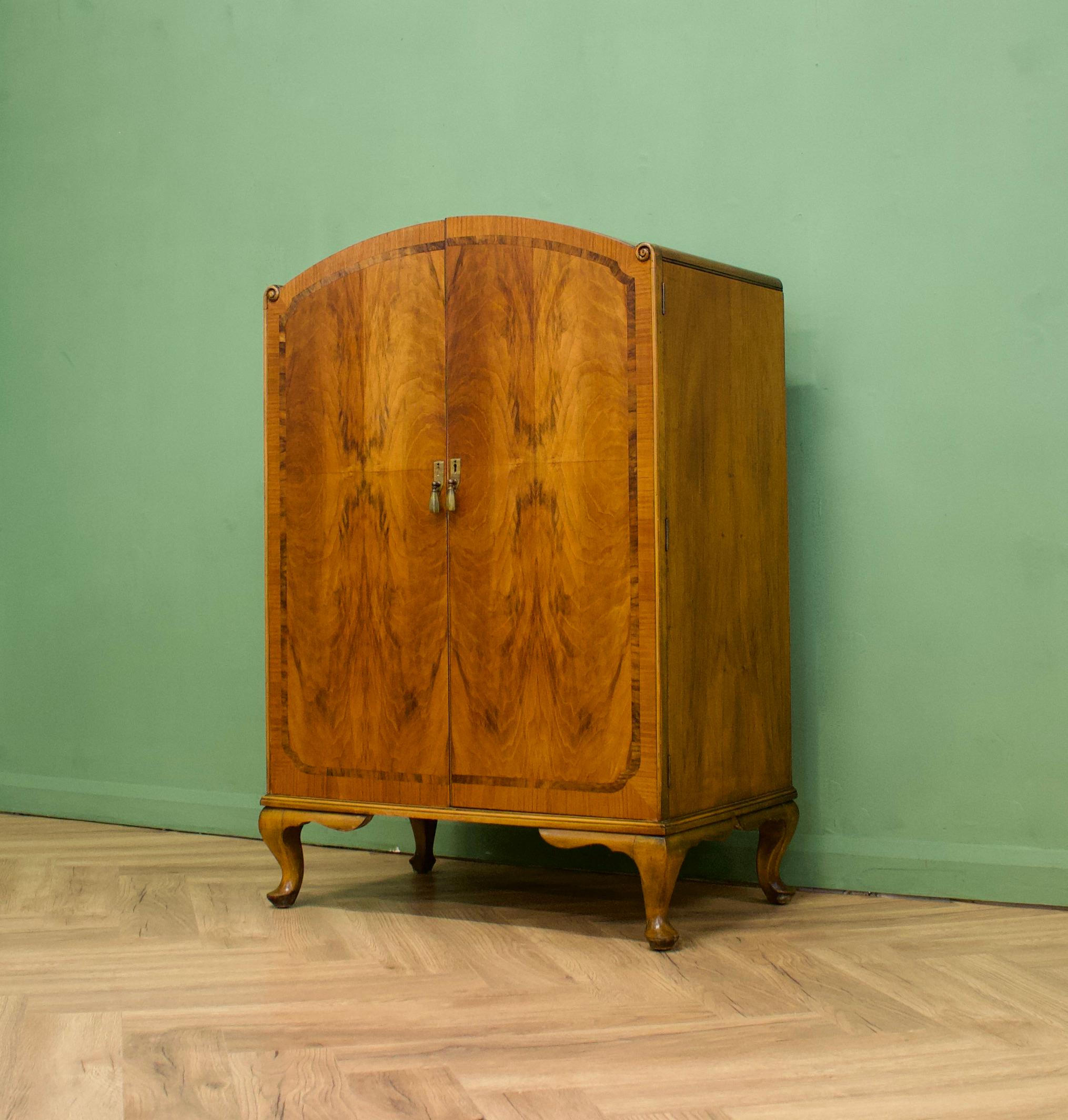 Britischer Art-Déco-Wäscheschrank aus Wurzelnussholz, 1930er Jahre (Furnier)