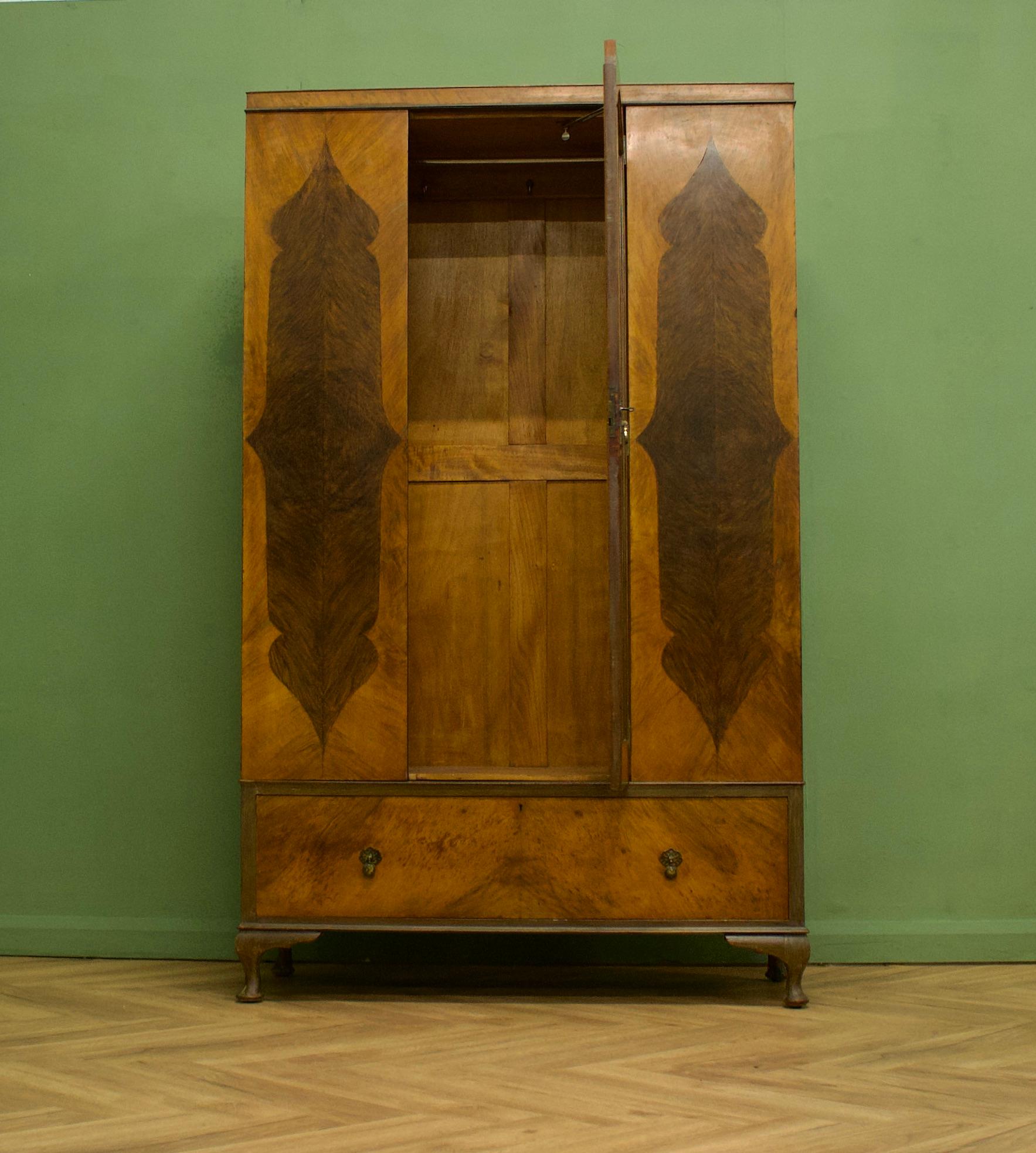 Britischer Art-Déco-Kleiderschrank aus Wurzelnussholz von Jas Shoolbred, 1930er Jahre (Frühes 20. Jahrhundert) im Angebot