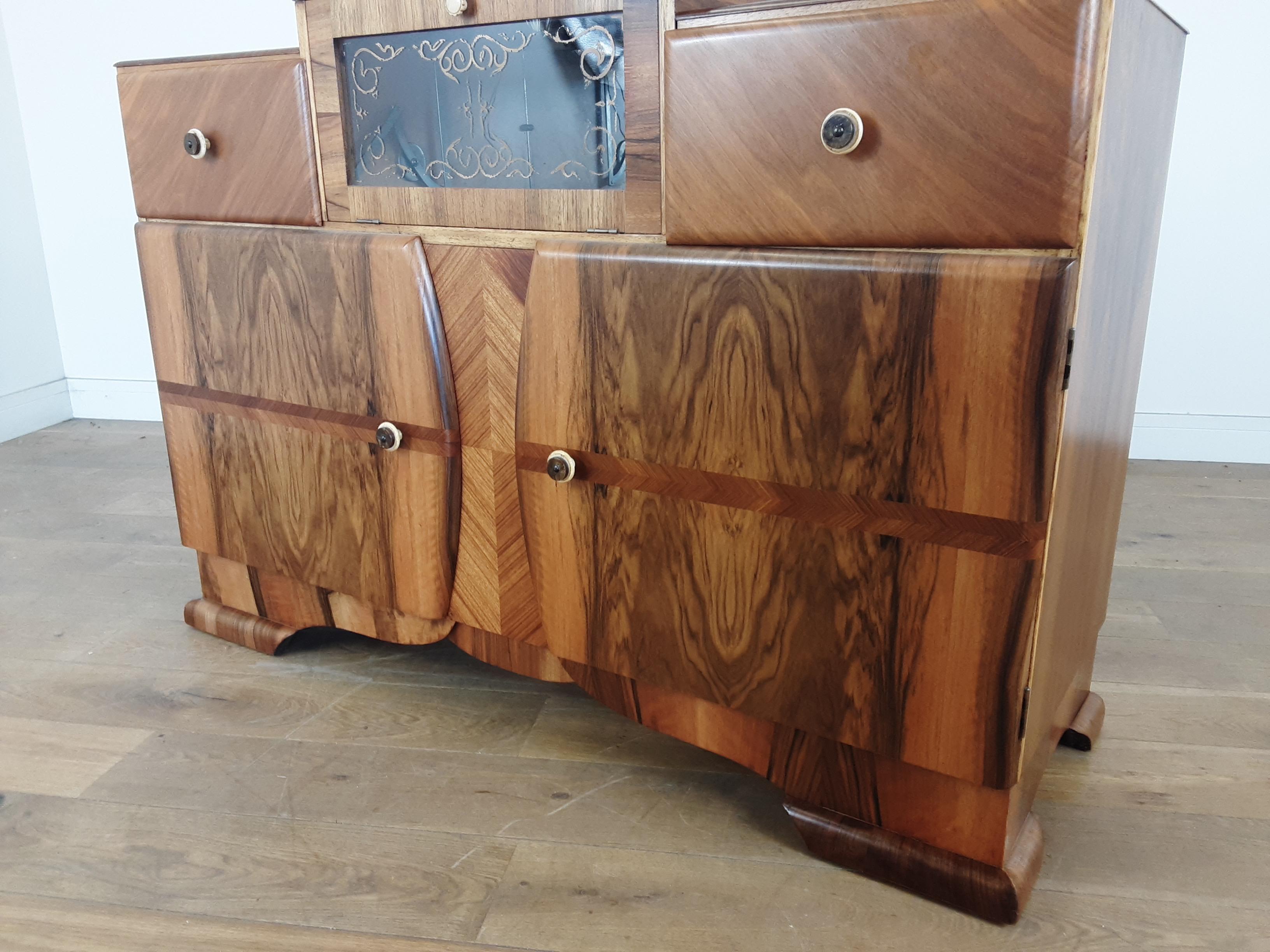 British Art Deco Cocktail Bar Sideboard in a Figured Brown Walnut, circa 1930 In Good Condition For Sale In London, GB