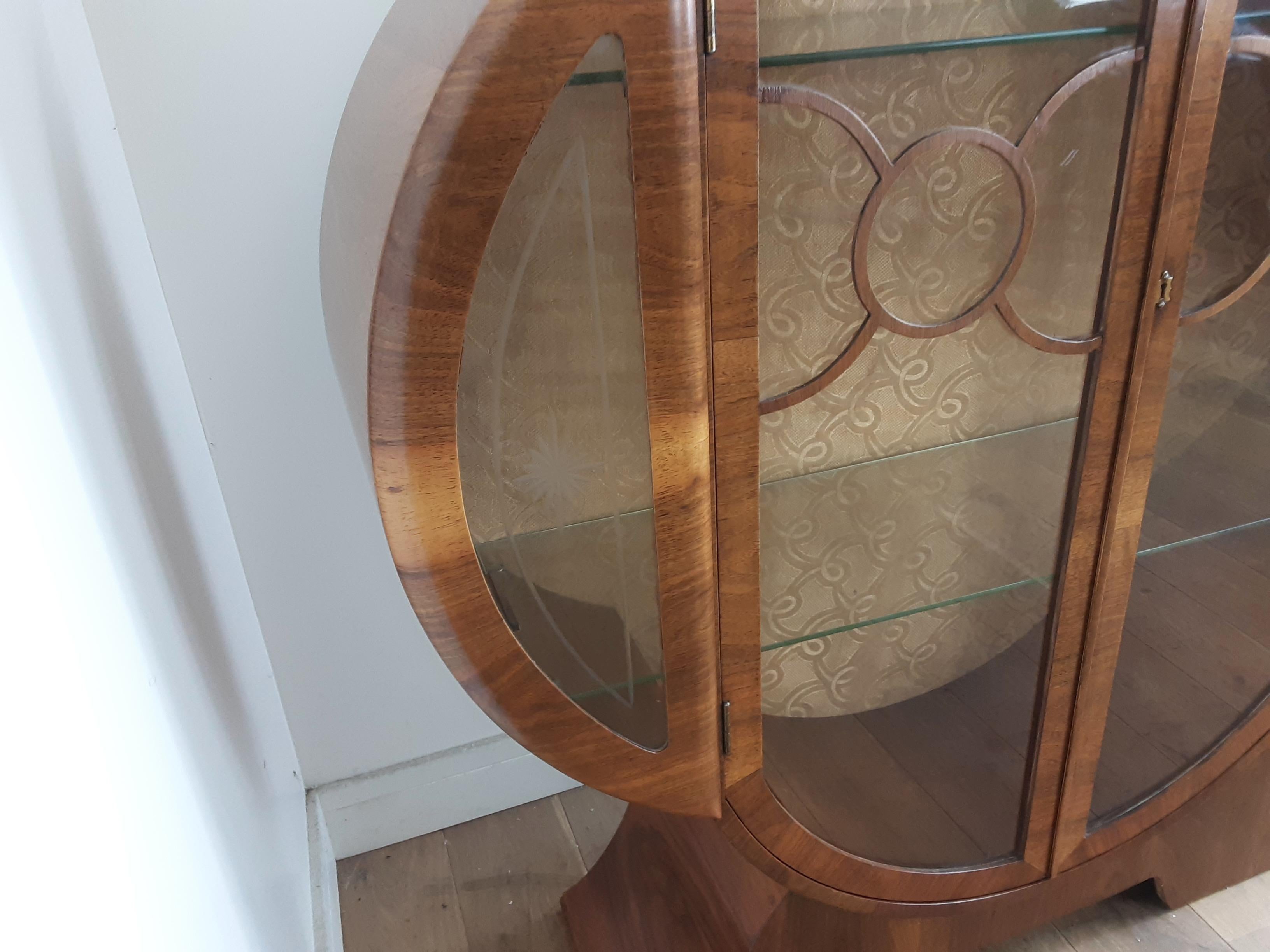 British Art Deco Display Cabinet Bookcase in Walnut In Good Condition For Sale In London, GB