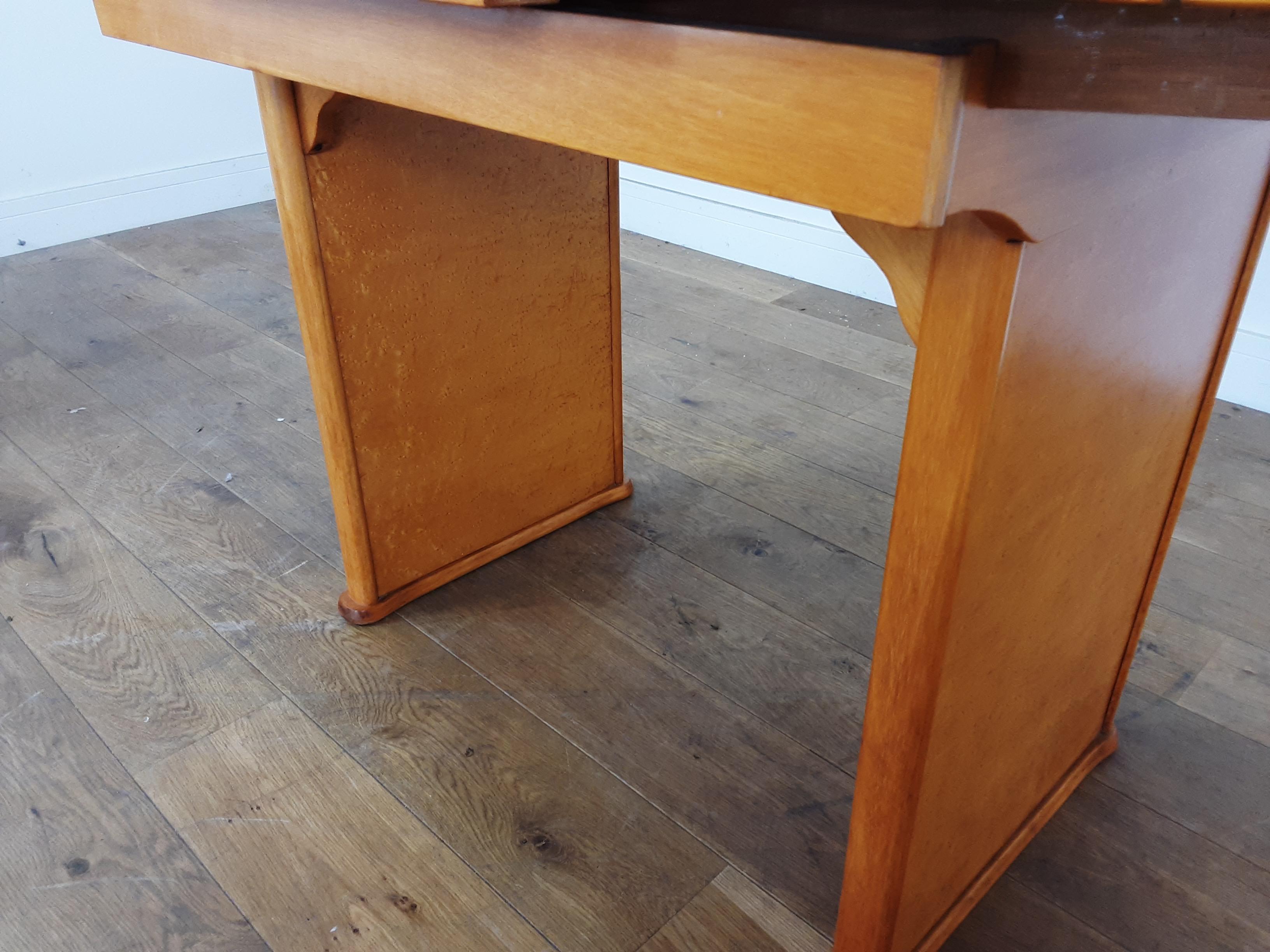 British Art Deco Extendable Dining Table in Bird's-Eye Maple with Walnut Trims For Sale 5