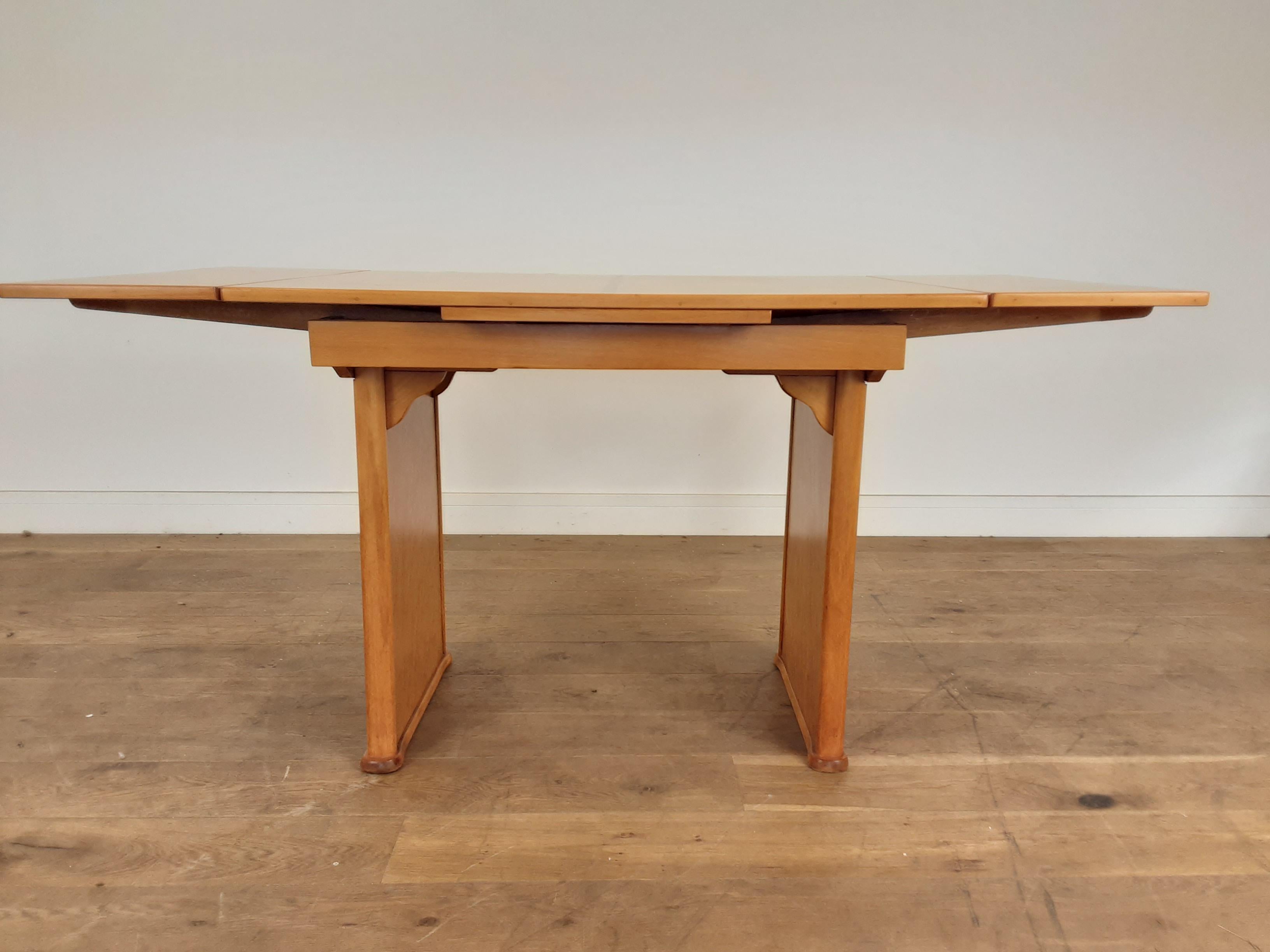 Art Deco extendable dining table.
A pretty dining table in a golden bird's-eye maple with a central band of walnut decoration.
pullout / pull-out leaves at either end giving you an option to extend to 125cm or 153cm with each leaf giving