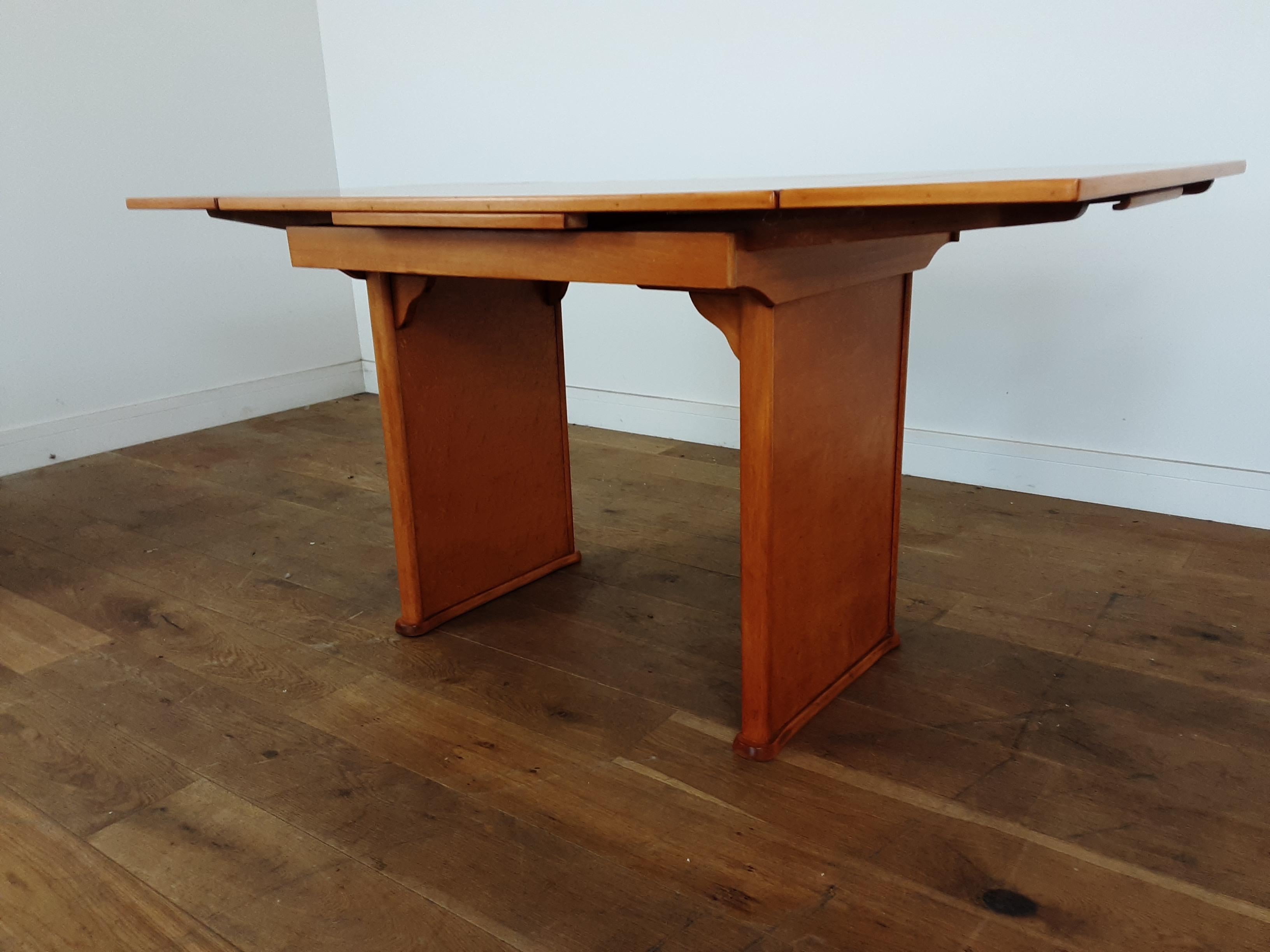 British Art Deco Extendable Dining Table in Bird's-Eye Maple with Walnut Trims In Good Condition For Sale In London, GB