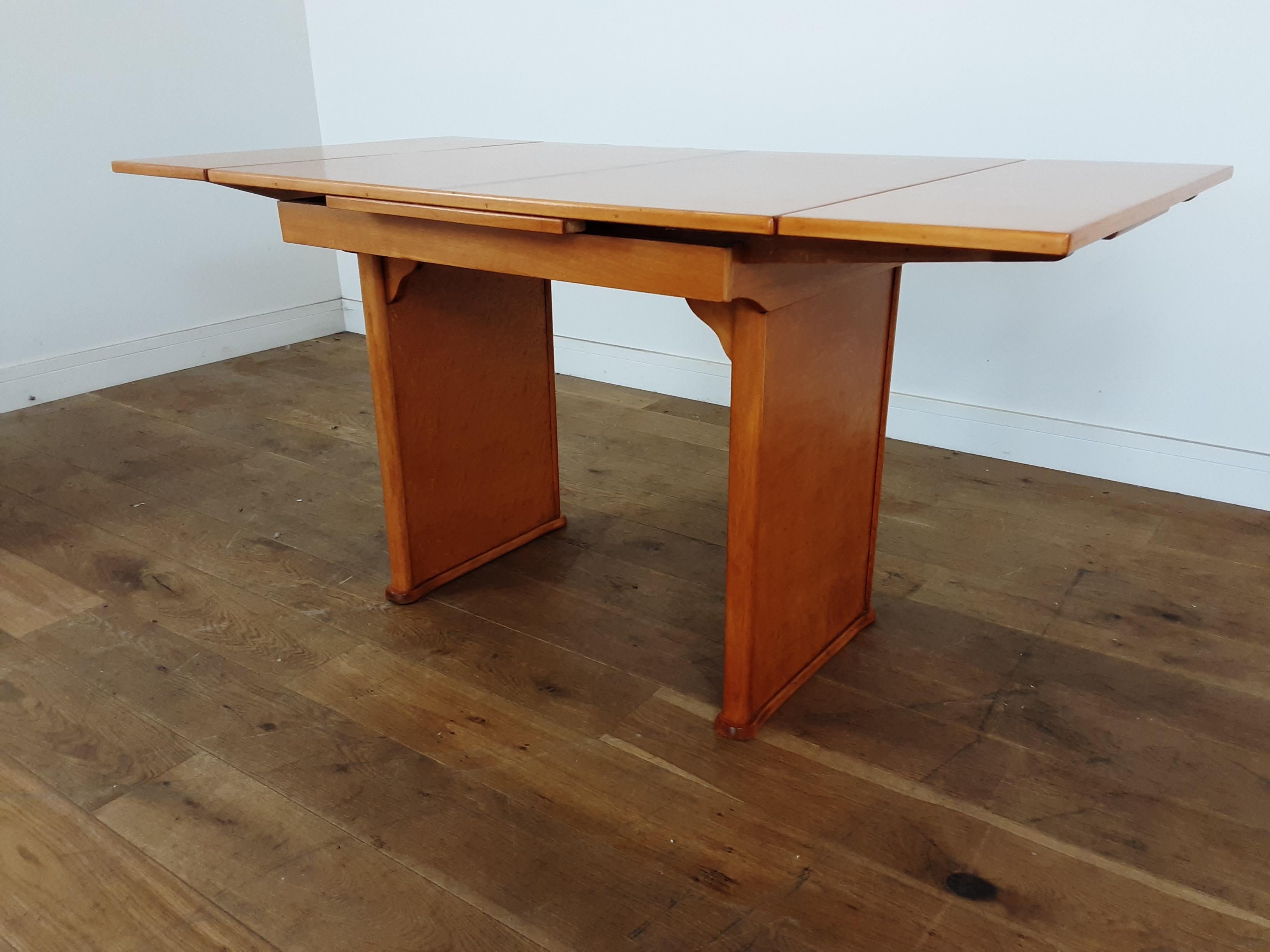 20th Century British Art Deco Extendable Dining Table in Bird's-Eye Maple with Walnut Trims For Sale