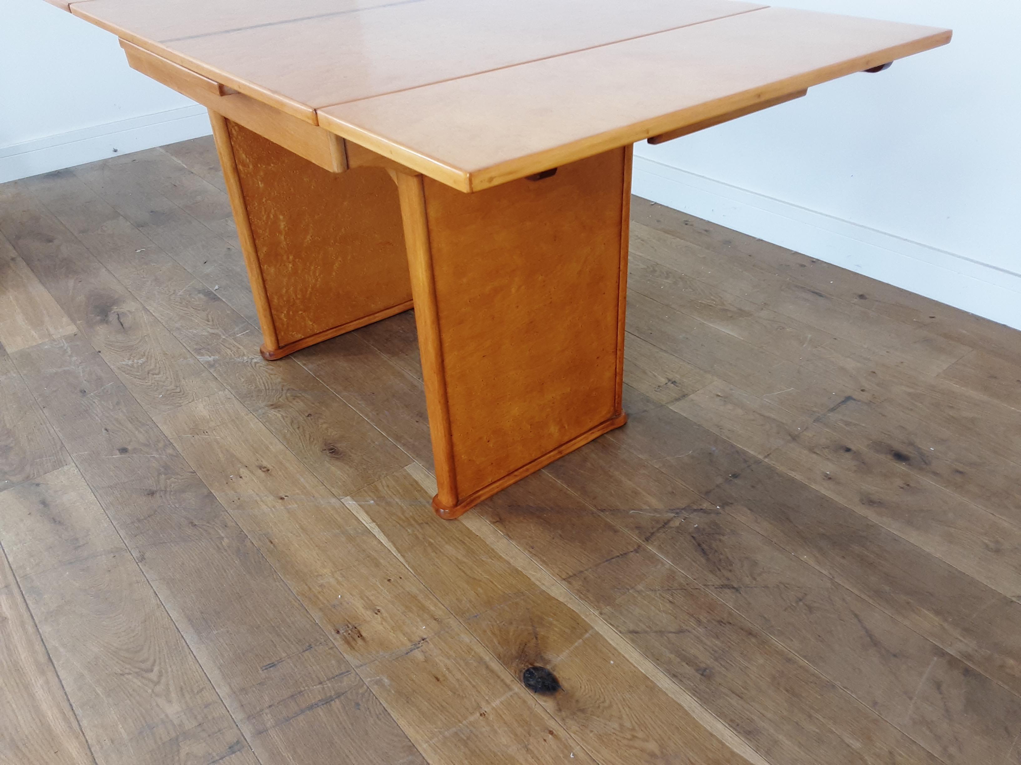 British Art Deco Extendable Dining Table in Bird's-Eye Maple with Walnut Trims For Sale 1