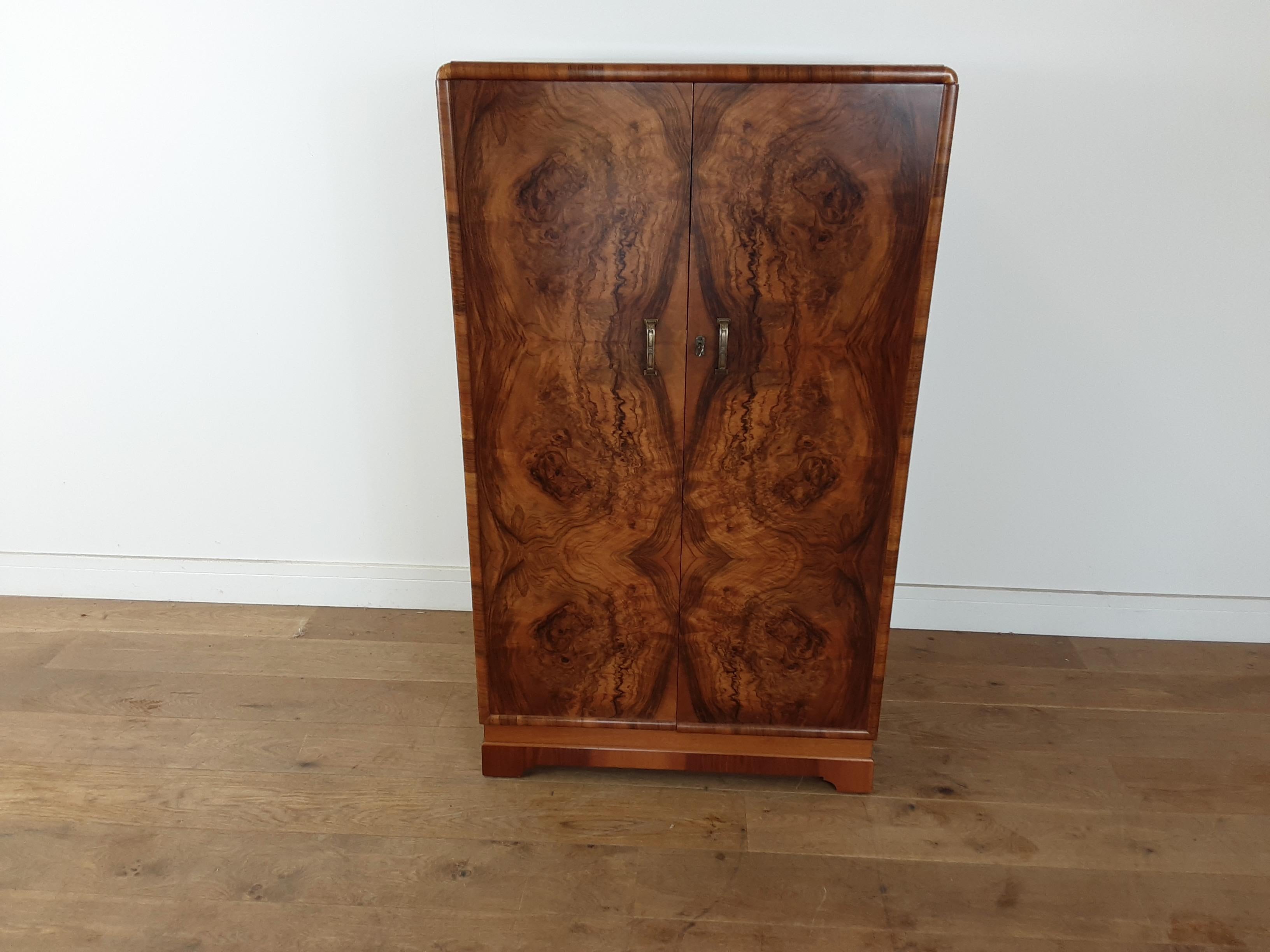 Art Deco tall boy with nice curved edges, the front in a stunning burr walnut.
Internally fitted with pullout / pull-out hanging rail, drawers and compartments.
Size: 132 cm H, 77 cm W, 52 cm D
British, circa 1930.