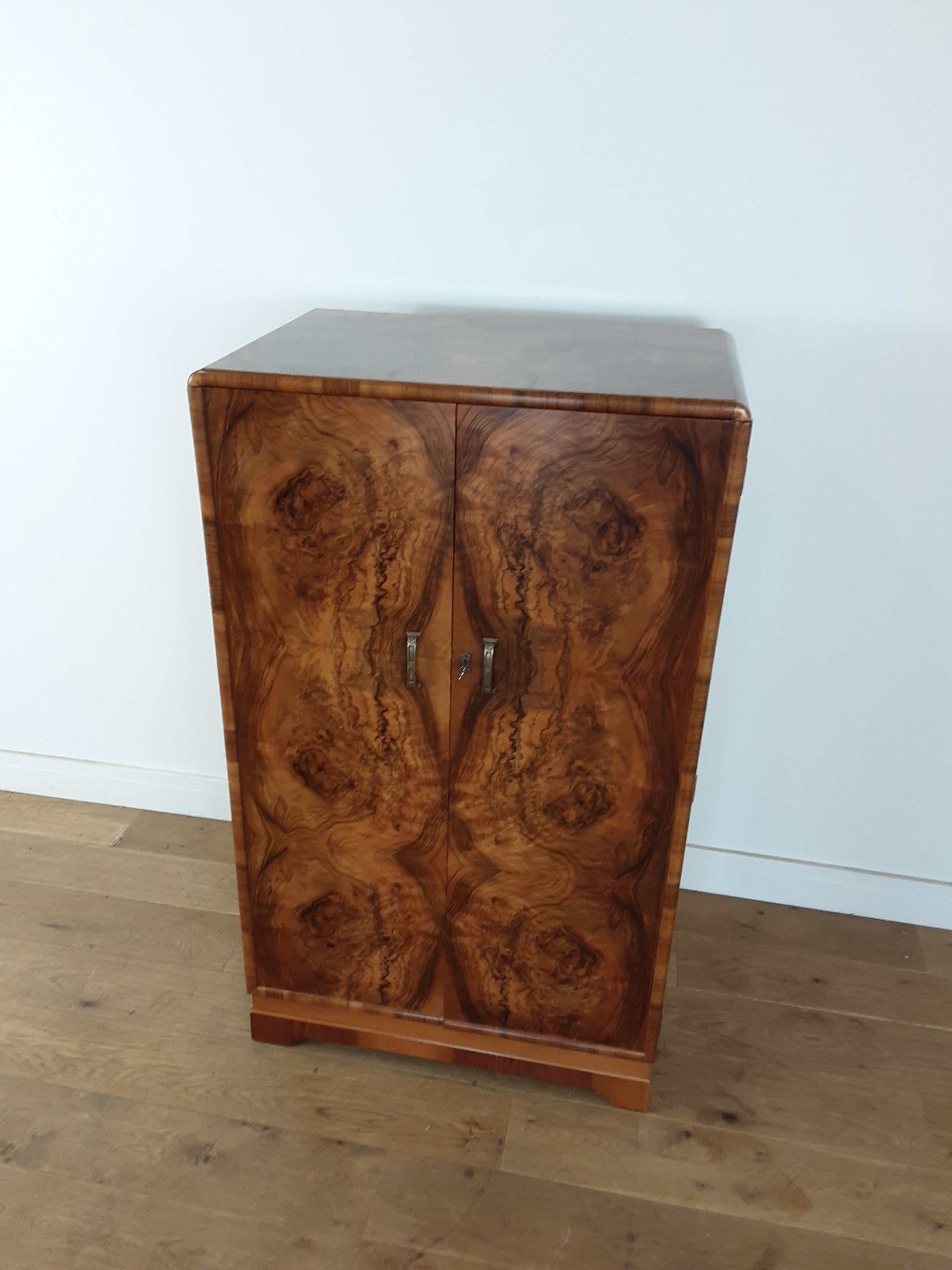 British Art Deco Figured Walnut Fitted Tallboy In Good Condition For Sale In London, GB