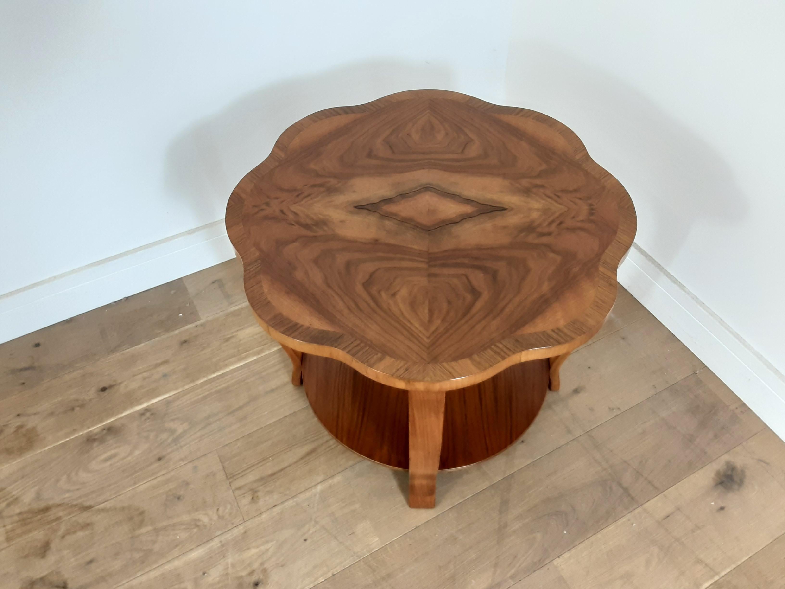 Art Deco figured walnut side table.
Art Deco two-tier table.
Beautiful scalloped top with butterfly veneer edged in a walnut band.
Size: 51 cm height, 62 cm diameter
British, circa 1930.