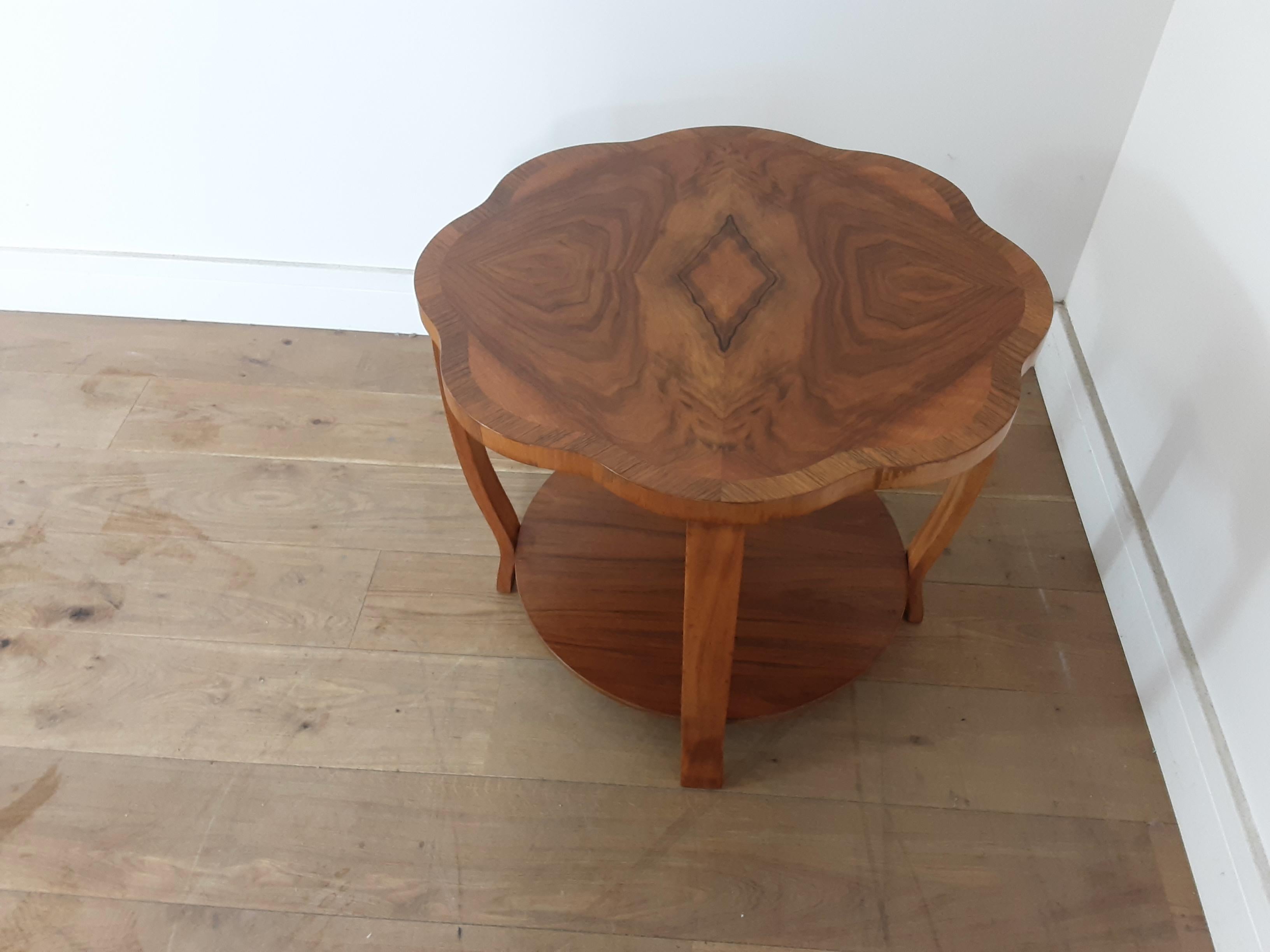 British Art Deco Figured Walnut Table with a Beautiful Scalloped Edge In Good Condition For Sale In London, GB