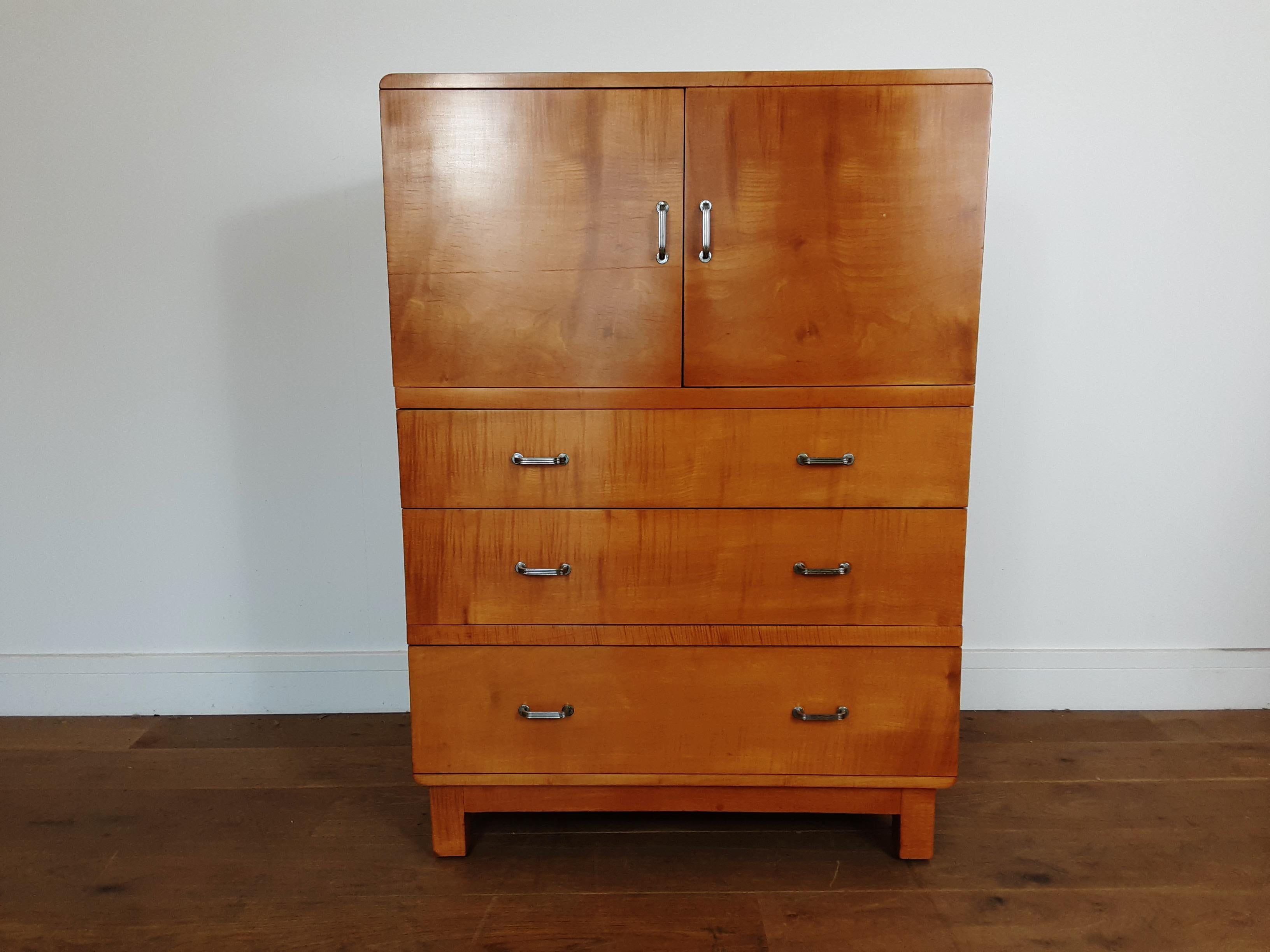 Art Deco 3 drawer linen press with single shelved two door cupboard.
Very pretty linen press in a blonde satin Birch finish.
Measures: 107 cm H, 76 cm W, 46 cm D
British, circa 1930.