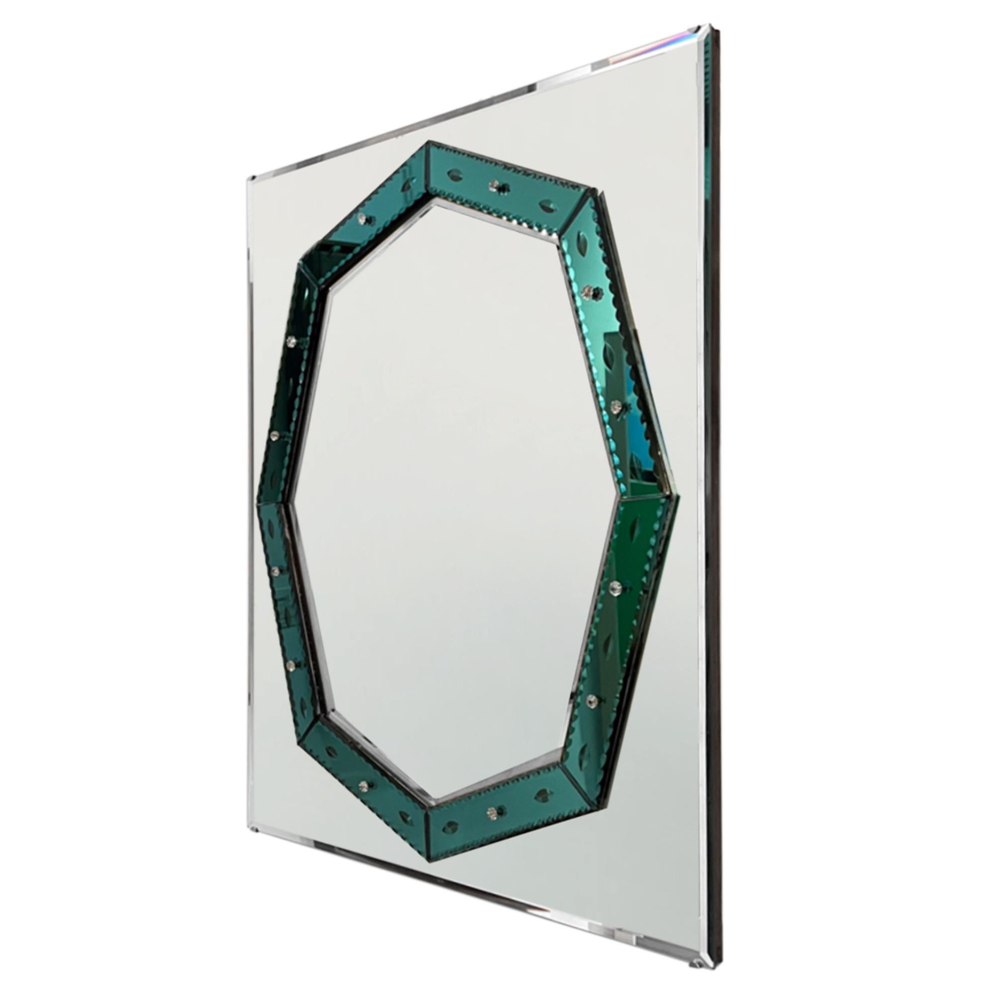 Dieser schöne Wandspiegel passt in jeden Raum und besticht durch seine grünen Art-Déco-Details.

Der Rand des Spiegels ist abgeschrägt und die grüne Dekoration ist mit Blumenstiften aus Klarglas befestigt. Das Glas ist 5 cm breit und hat eine