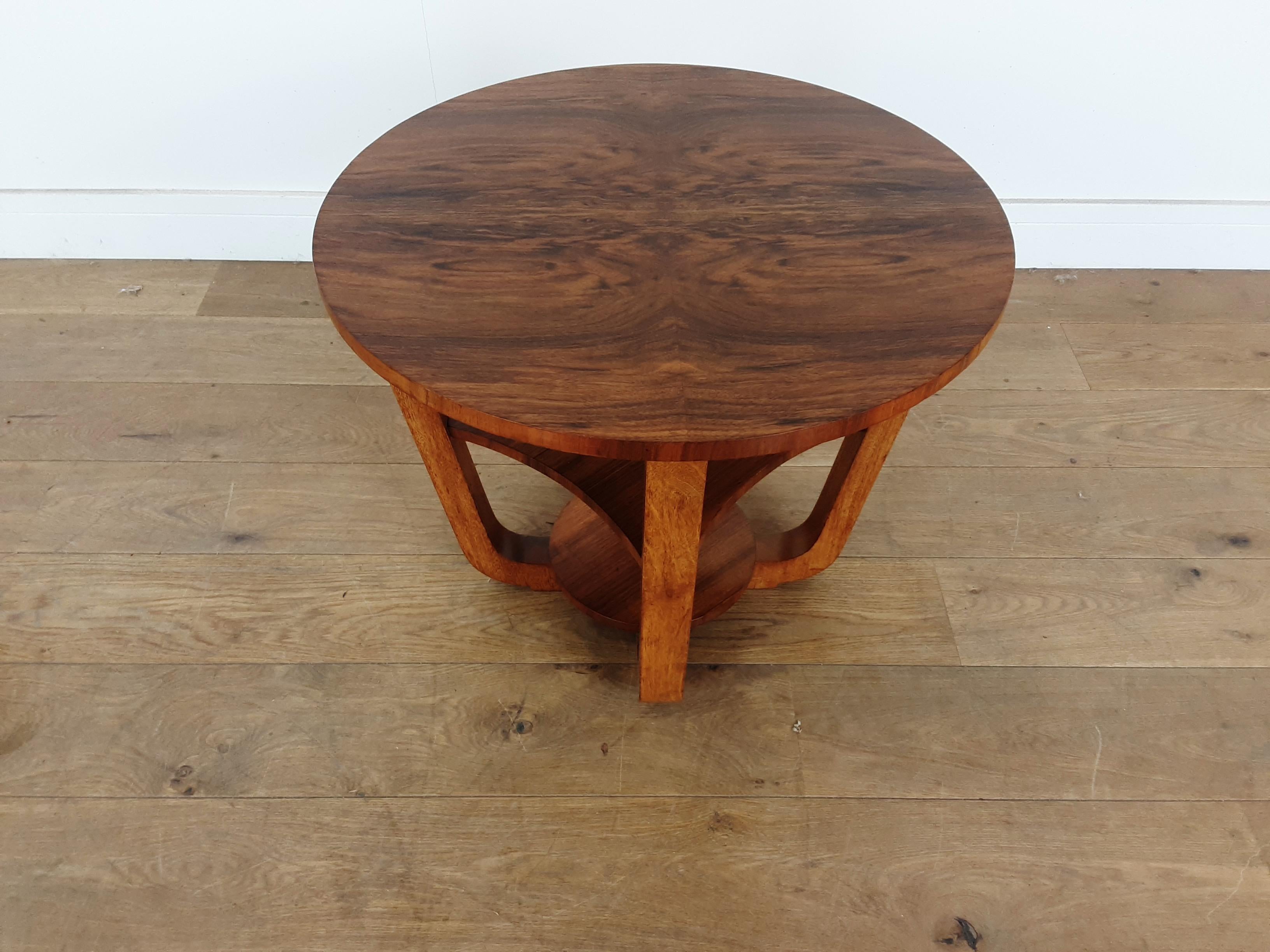 Art Deco table.
Art Deco 3-tier occasional table in a brown burr walnut.
Measures: 51 cm height, 60.5 cm diameter, 27 cm high to the centre shelf.
British, circa 1930.