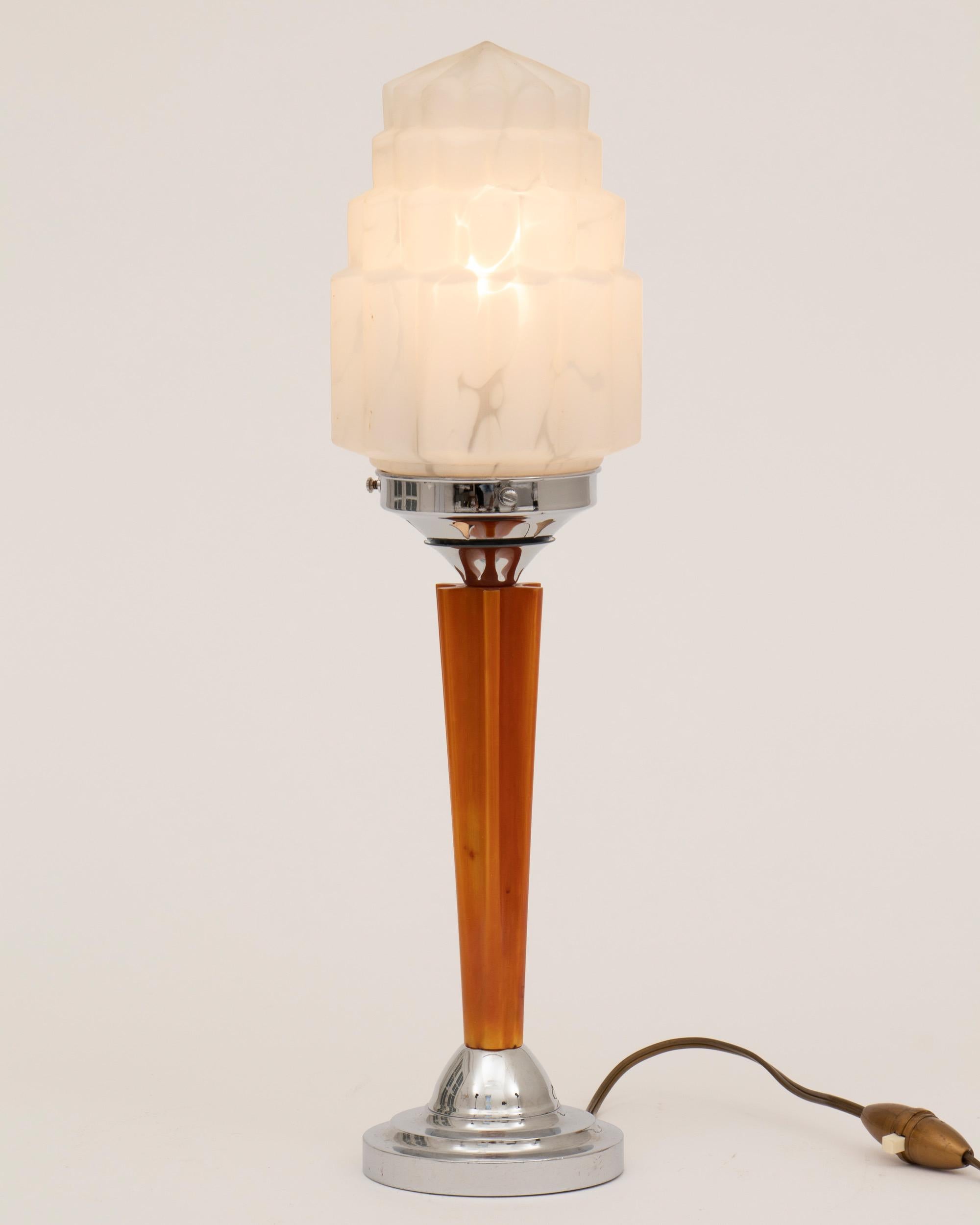 Art Deco skyscraper table lamp with fluted amber bakelite column on and polished chrome domed shape base and original marbled glass skyscraper shade. Made in Britain during the 1930s.
Measures: H 45cm, W 12cm, D 12cm.