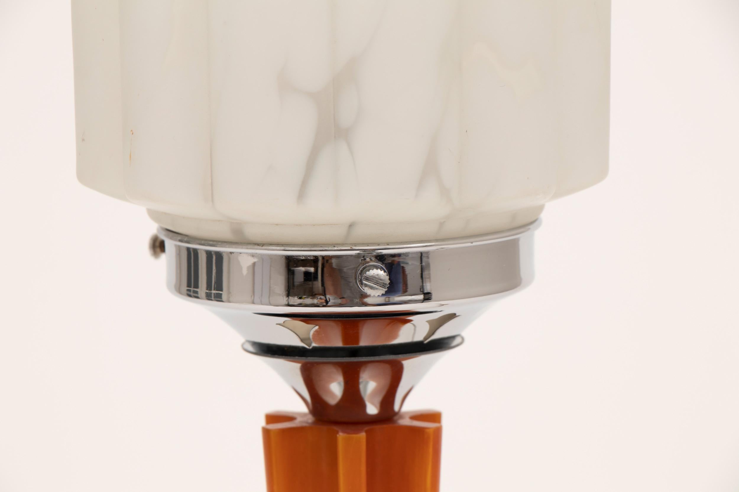 British Art Deco Skyscraper Table Lamp with Fluted Amber Bakelite Column In Good Condition For Sale In London, GB