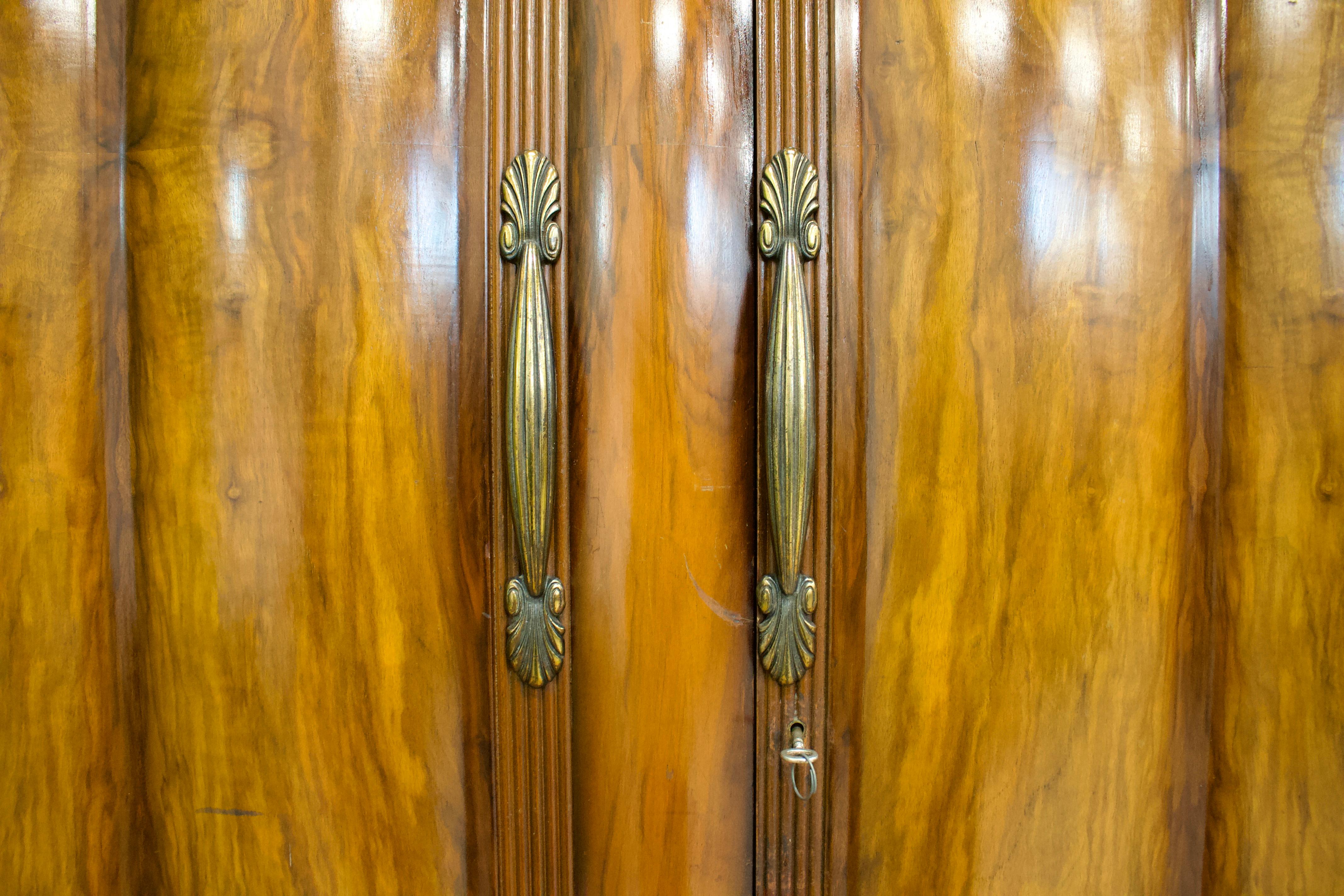 British Art Deco Style Walnut Wardrobe from Harris Lebus, 1940s In Good Condition In South Shields, GB