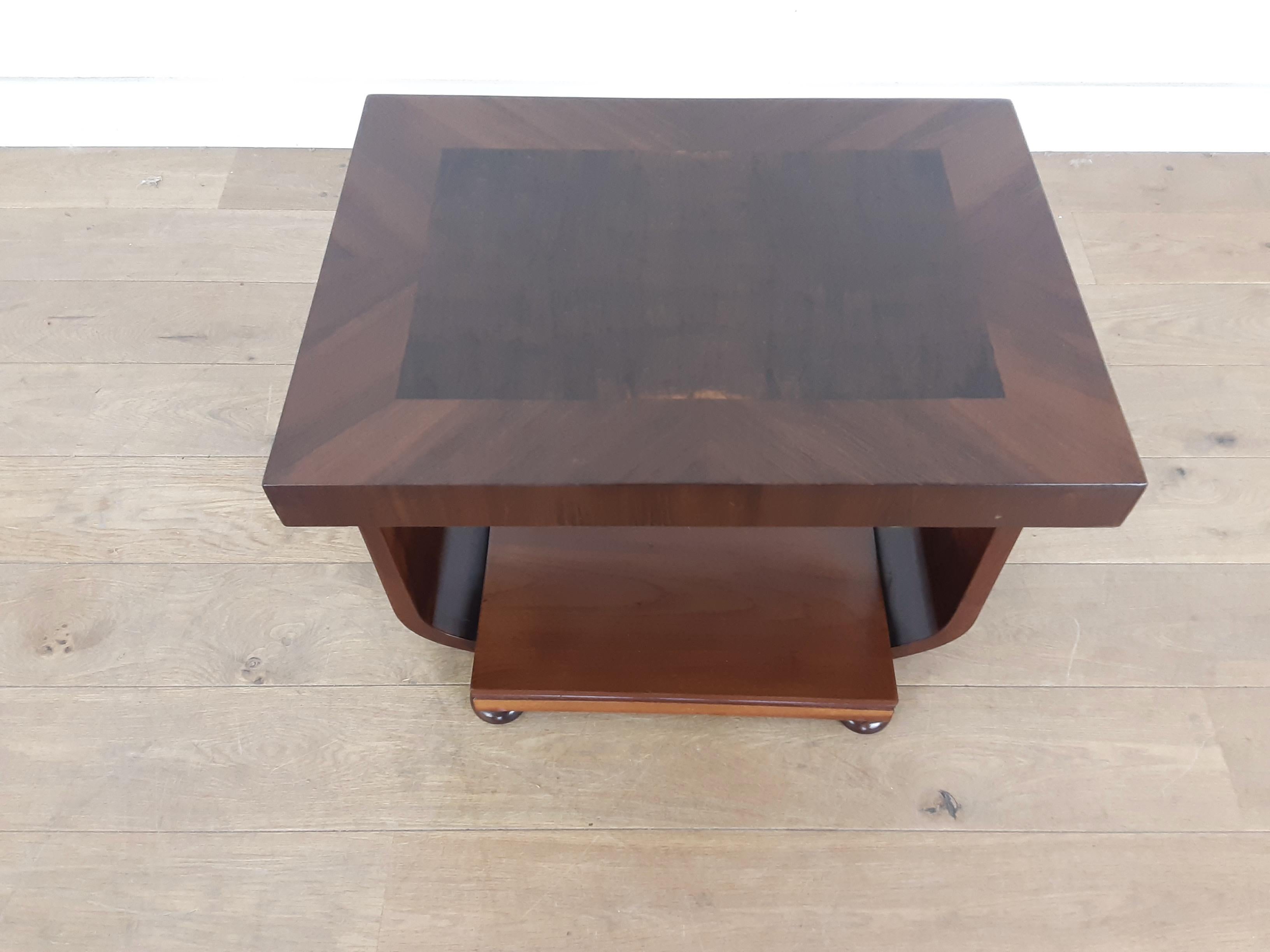 British Art Deco Table in a Burr Walnut In Good Condition For Sale In London, GB