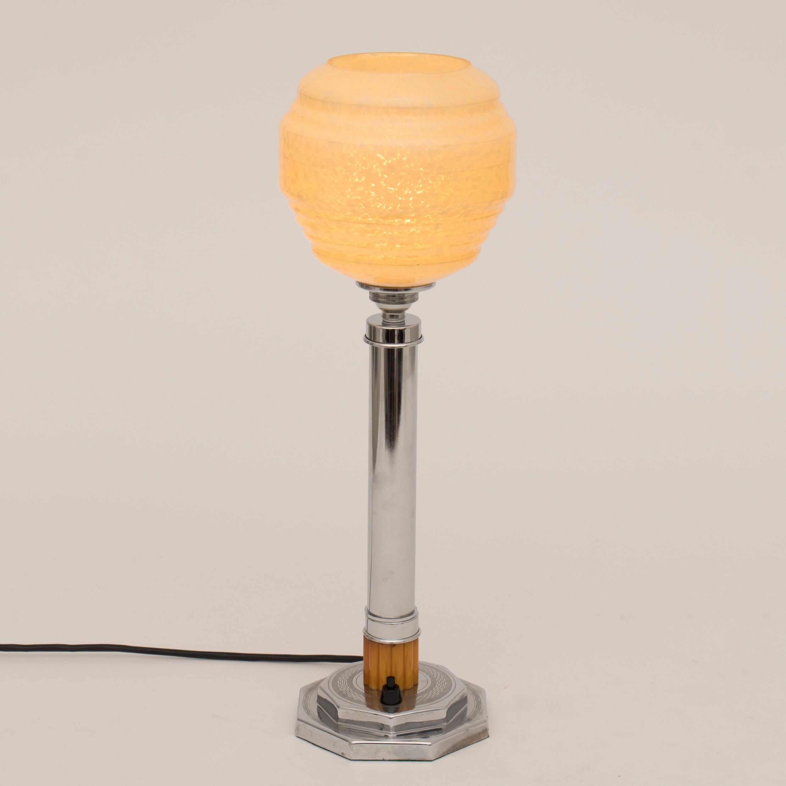 Art Deco table lamp
Chrome and Bakelite column with yellow mottled glass shade
Measures: H 45cm W 15cm D 15cm
British circa 1930.