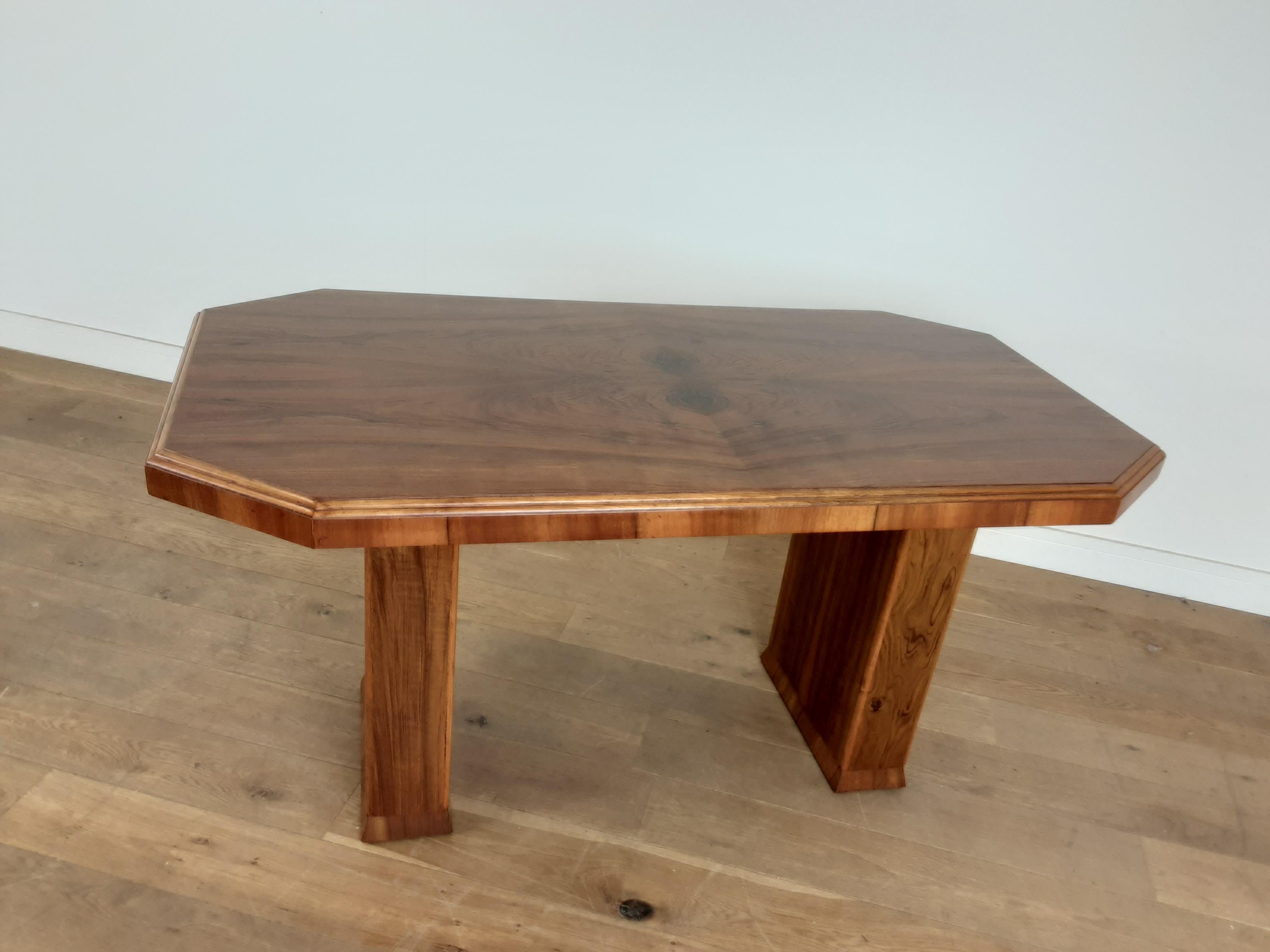 Art Deco walnut dining table.
Figured walnut dining table on two pillar supports.
Very pretty and functional table, a very nice style with the double curve to the edges, giving a very elegant appeal
Measures: 77 cm H, 151 cm W, 81 cm D,
British,