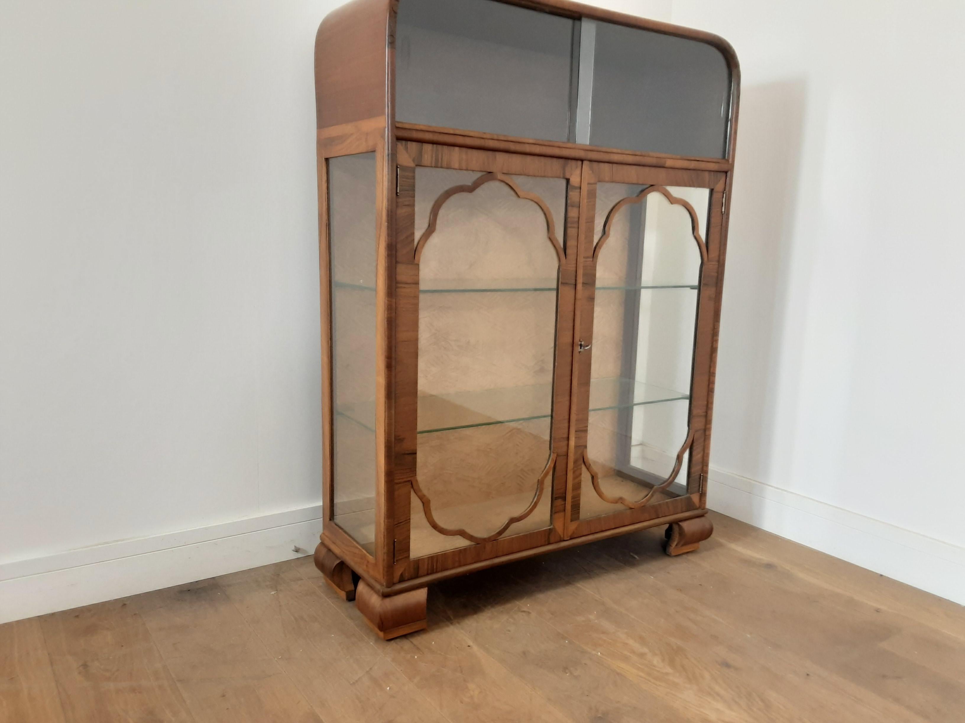 Art deco vitrine with cloud fretwork to the glazed doors, curved edges to the top with carved design, top shelf with glazed doors.
This makes a very good display cabinet bookcase with the glazed sides allowing plenty of light.
Measures: 119 cm H,