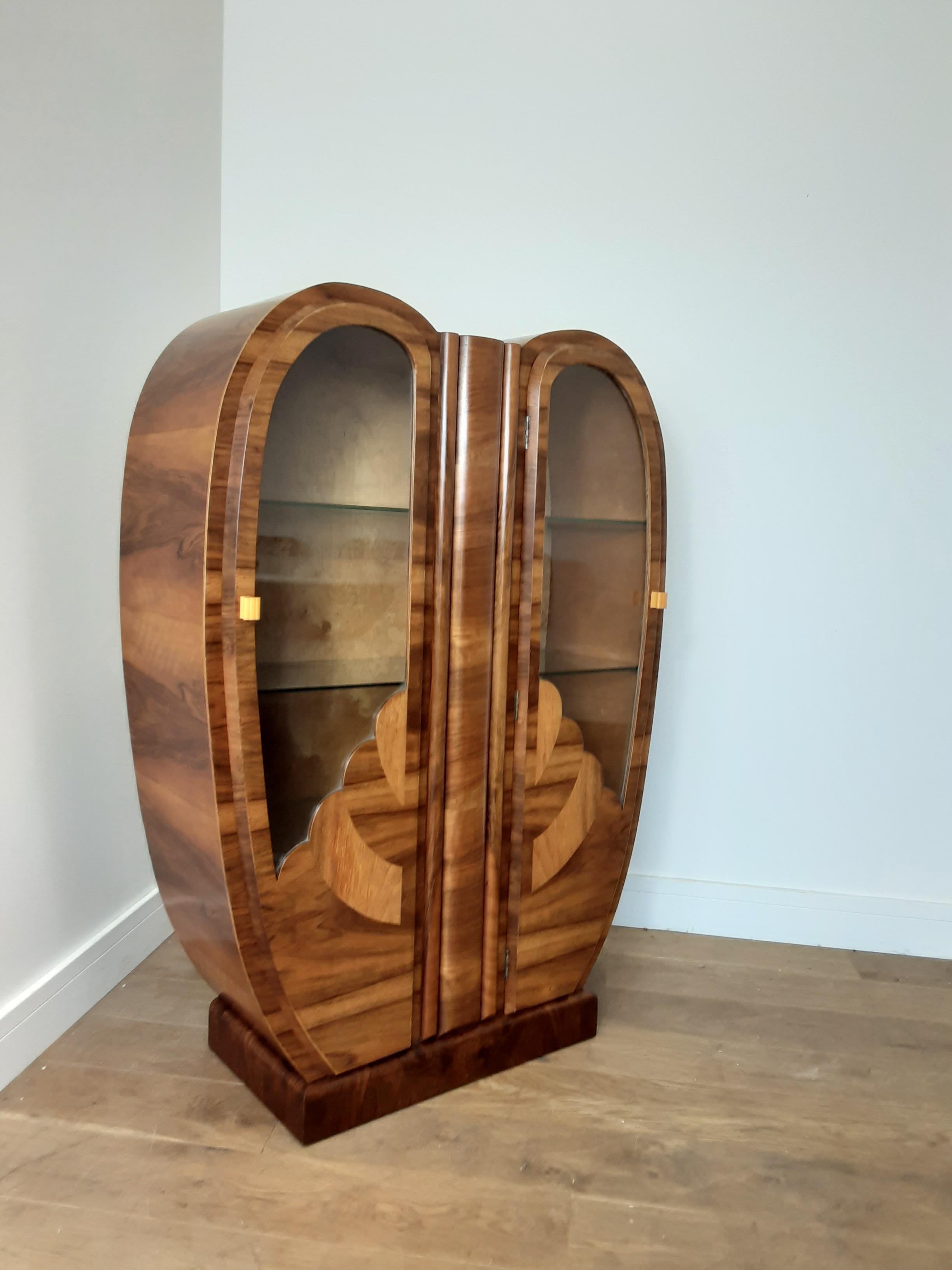 Art Deco display cabinet bookcase.
A rare cabinet in a heart shape with the most stunning walnut veneers giving a super ribbon effect, original bakelite handles.
Measures: 125 cm H 120 cm h in the centre, 90 cm W 37 cm D
British circa 1930
this