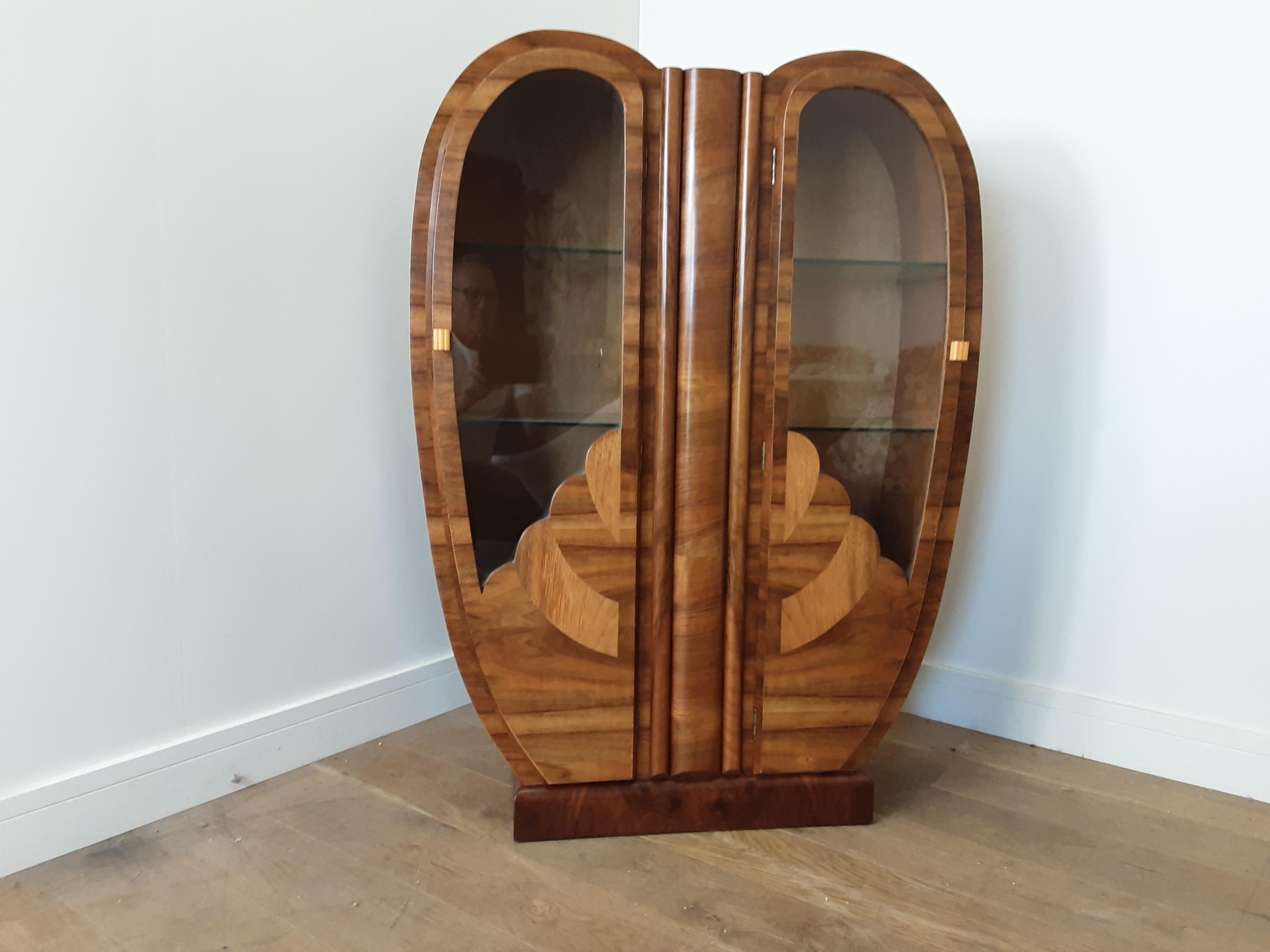 British Art Deco Walnut Heart Shaped Display Cabinet In Good Condition In London, GB
