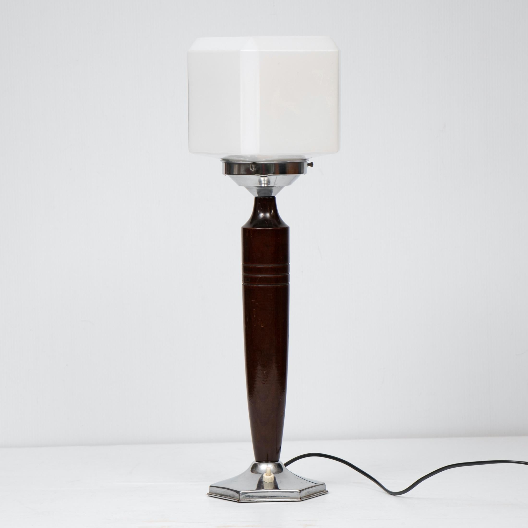 A British Art Deco table lamp with a polished walnut column and an original square opal glass shade.
The column in beautiful round tapered walnut on a chrome base with presell switch,
circa 1930
Measures: H 57.5cm W 15cm D 15cm.