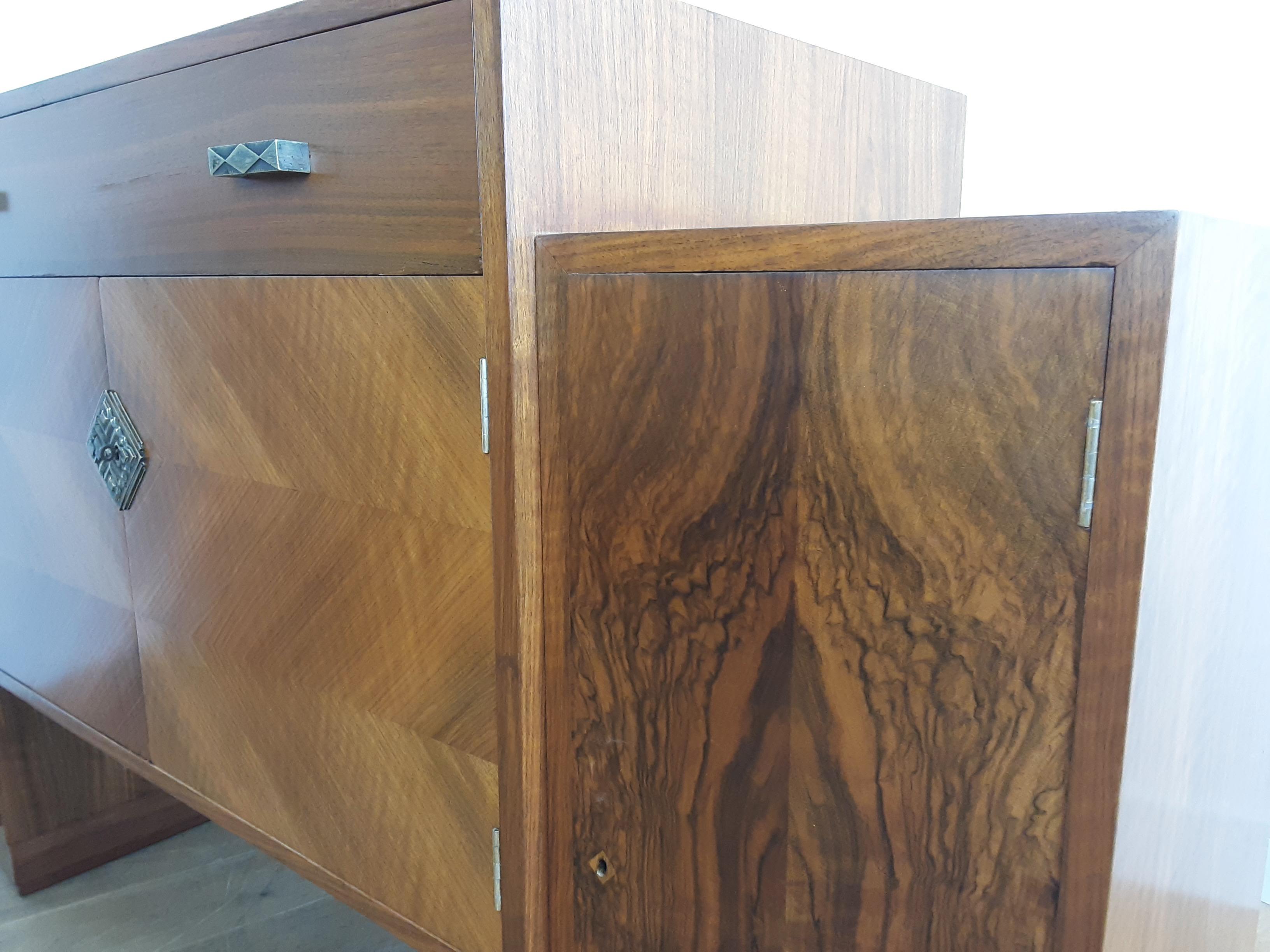 British Art Deco Walnut Sideboard with Stunning Diamond and Burr Veneers In Good Condition For Sale In London, GB