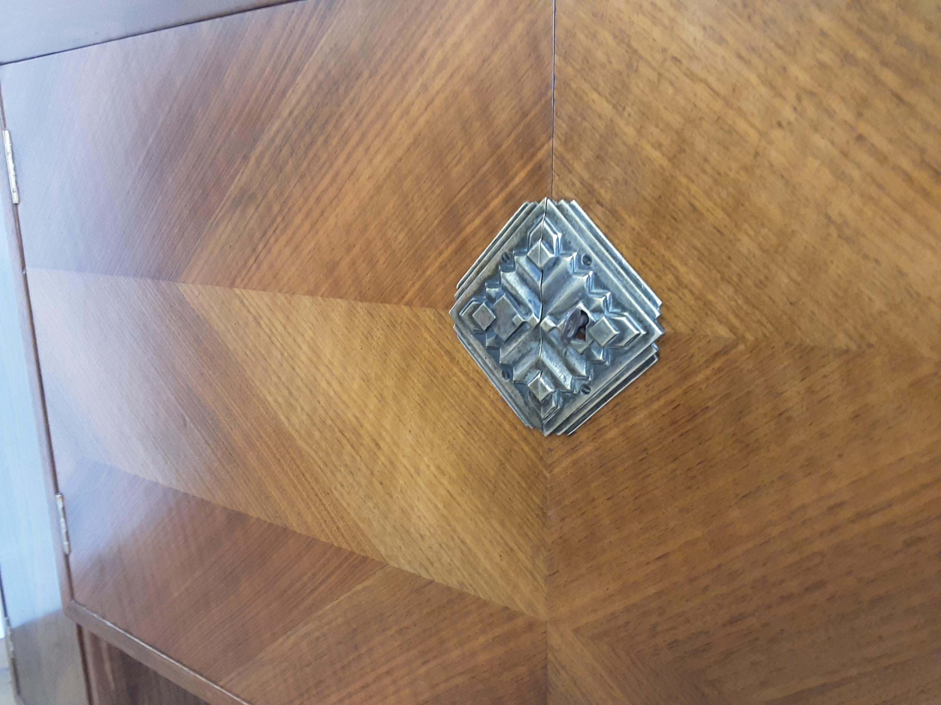 British Art Deco Walnut Sideboard with Stunning Diamond and Burr Veneers For Sale 1