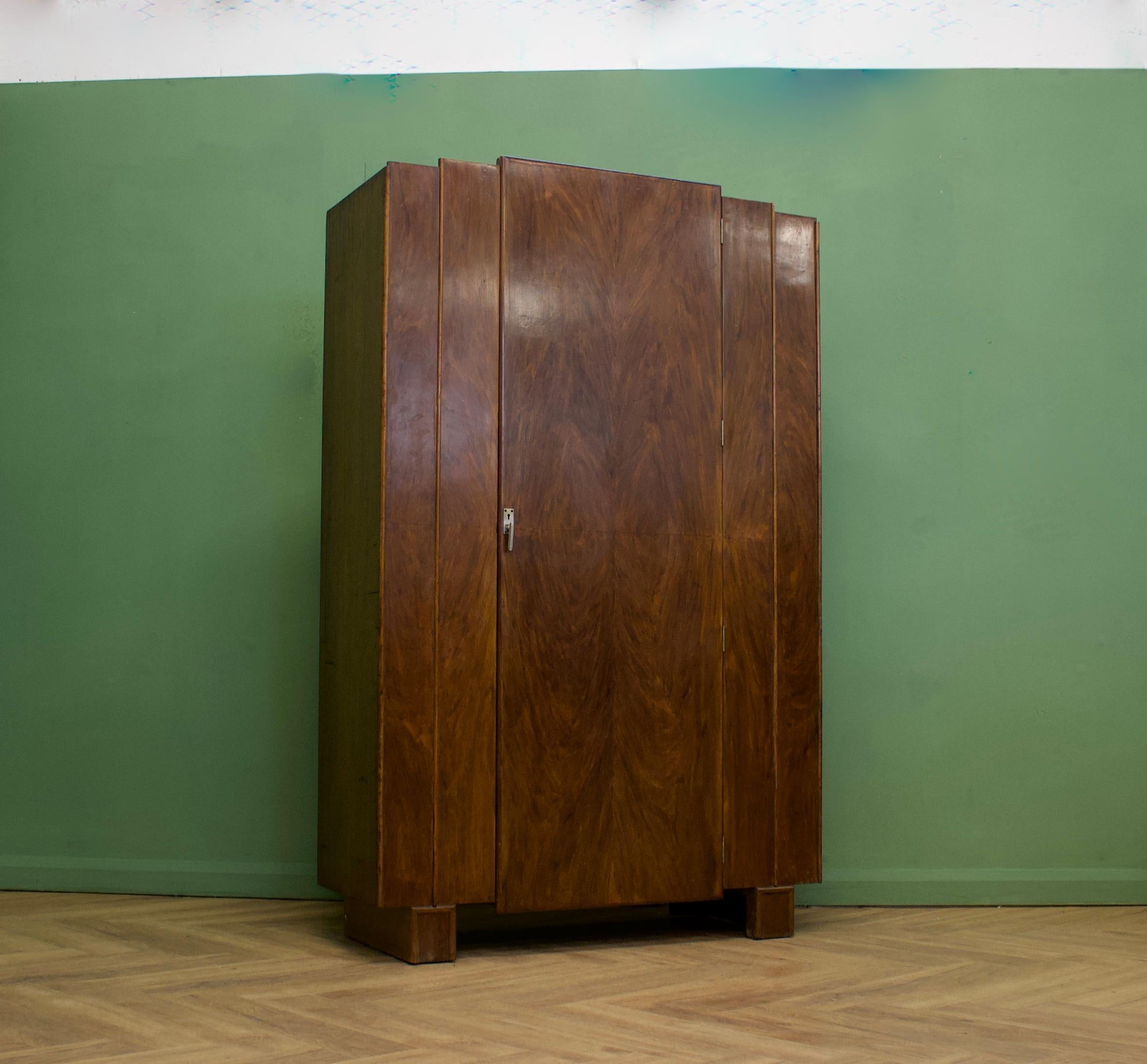 British Art Deco Walnut Wardrobe from Aw Lyn, 1930s In Good Condition For Sale In South Shields, GB