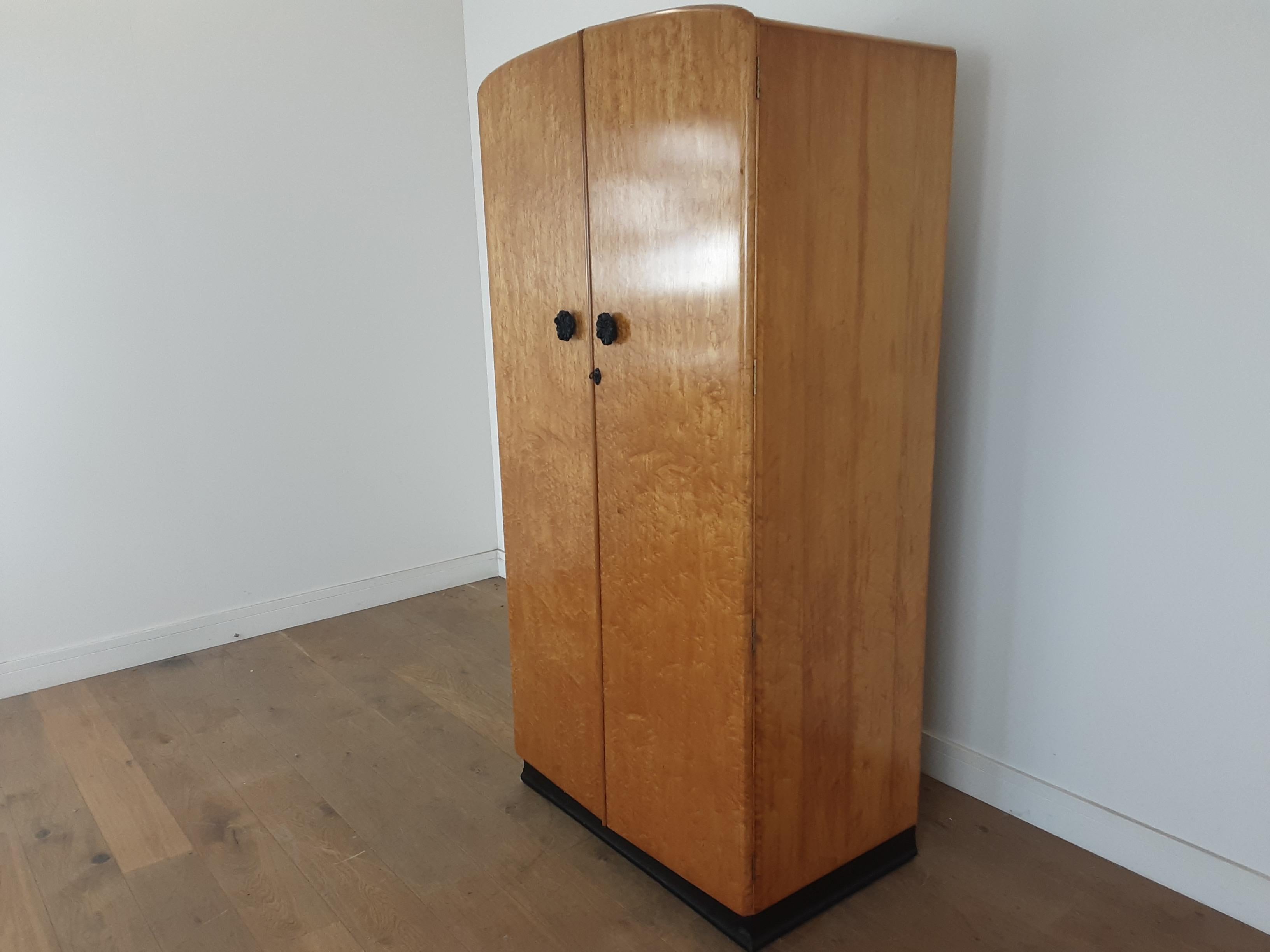 British Art Deco Wardrobe in a Golden Bird's-Eye Maple on an Ebony Base In Good Condition In London, GB